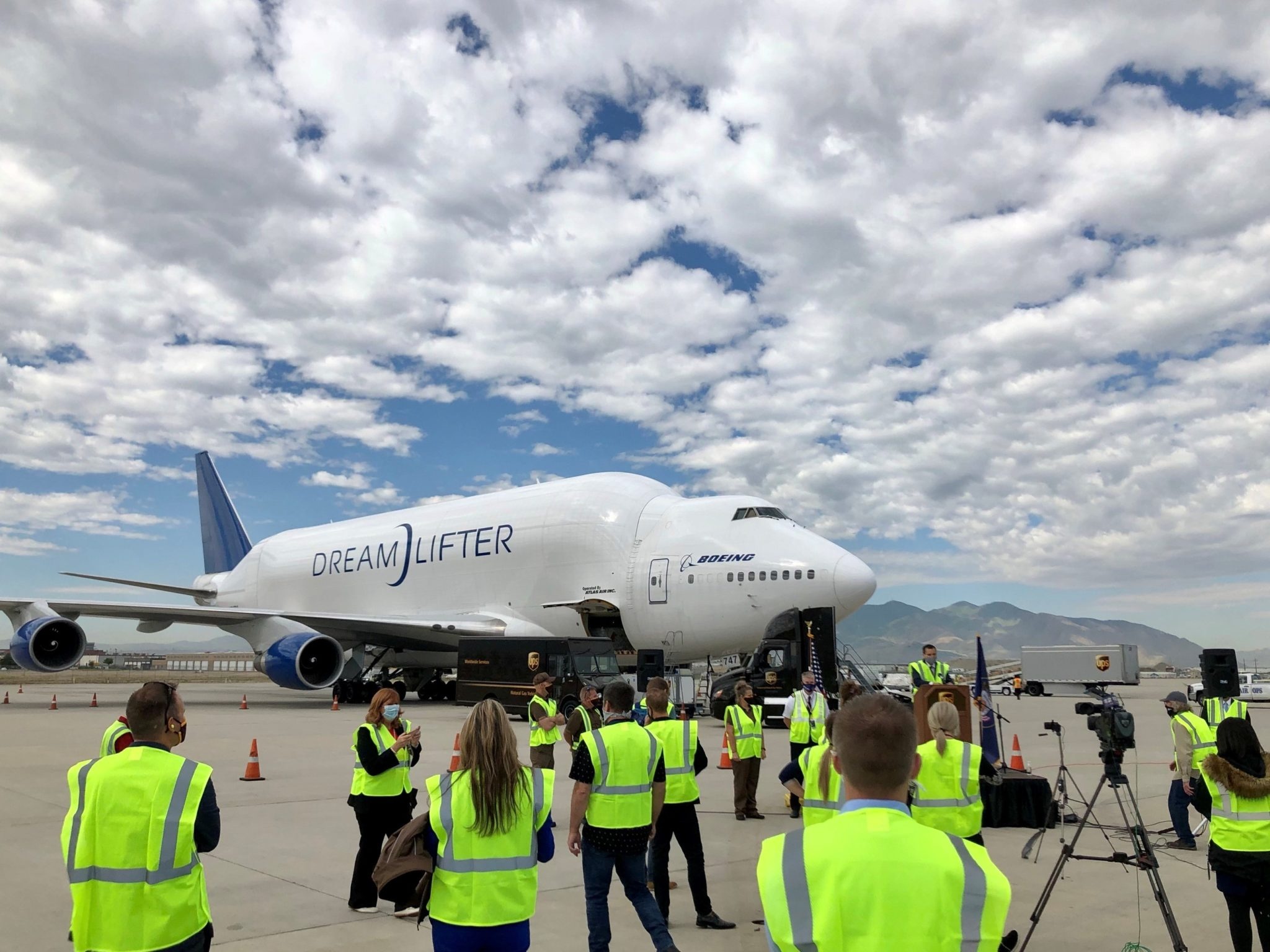 Boeing Dreamlifter, Medical supply transport, Emergency response, Public health, 2050x1540 HD Desktop