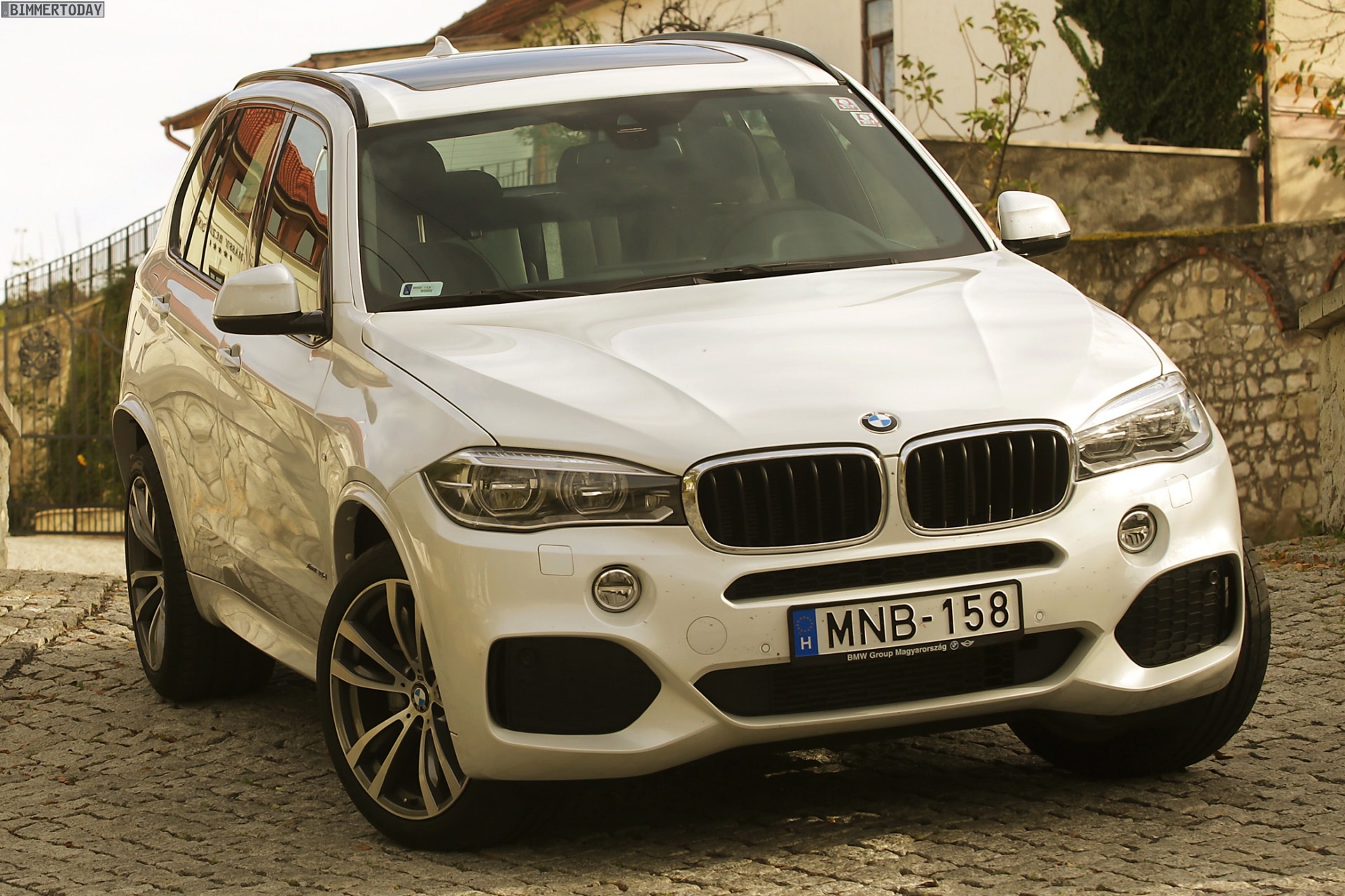 BMW X5, Striking appearance, M Sport package, White model, 1920x1280 HD Desktop