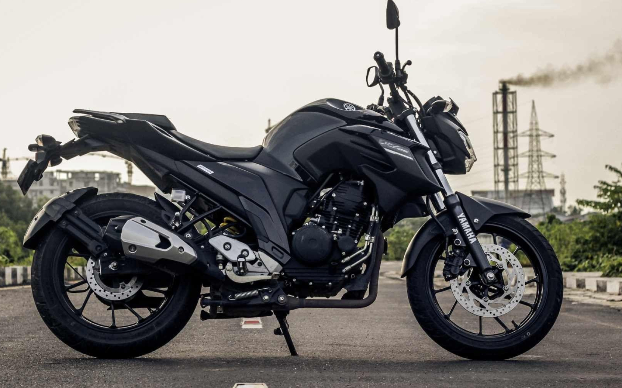 Yamaha FZ 25 Auto, Street fighter bike, Aggressive stance, Dynamic handling, 2000x1250 HD Desktop