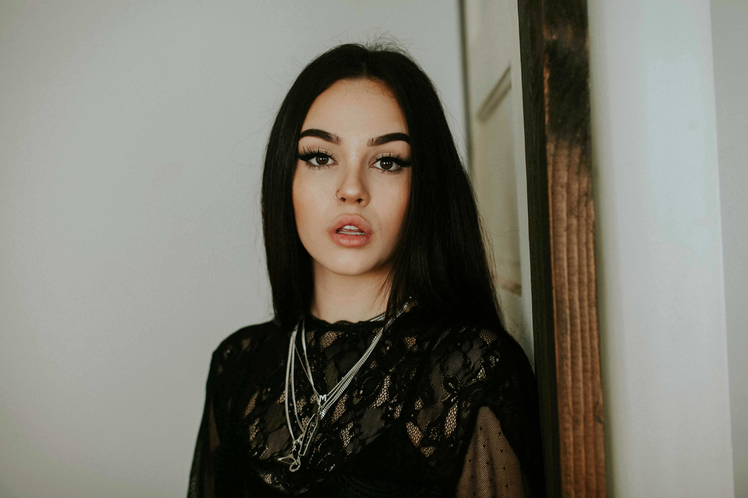 Maggie Lindemann, Singer brunette, Long hair, Indoors, 2600x1740 HD Desktop