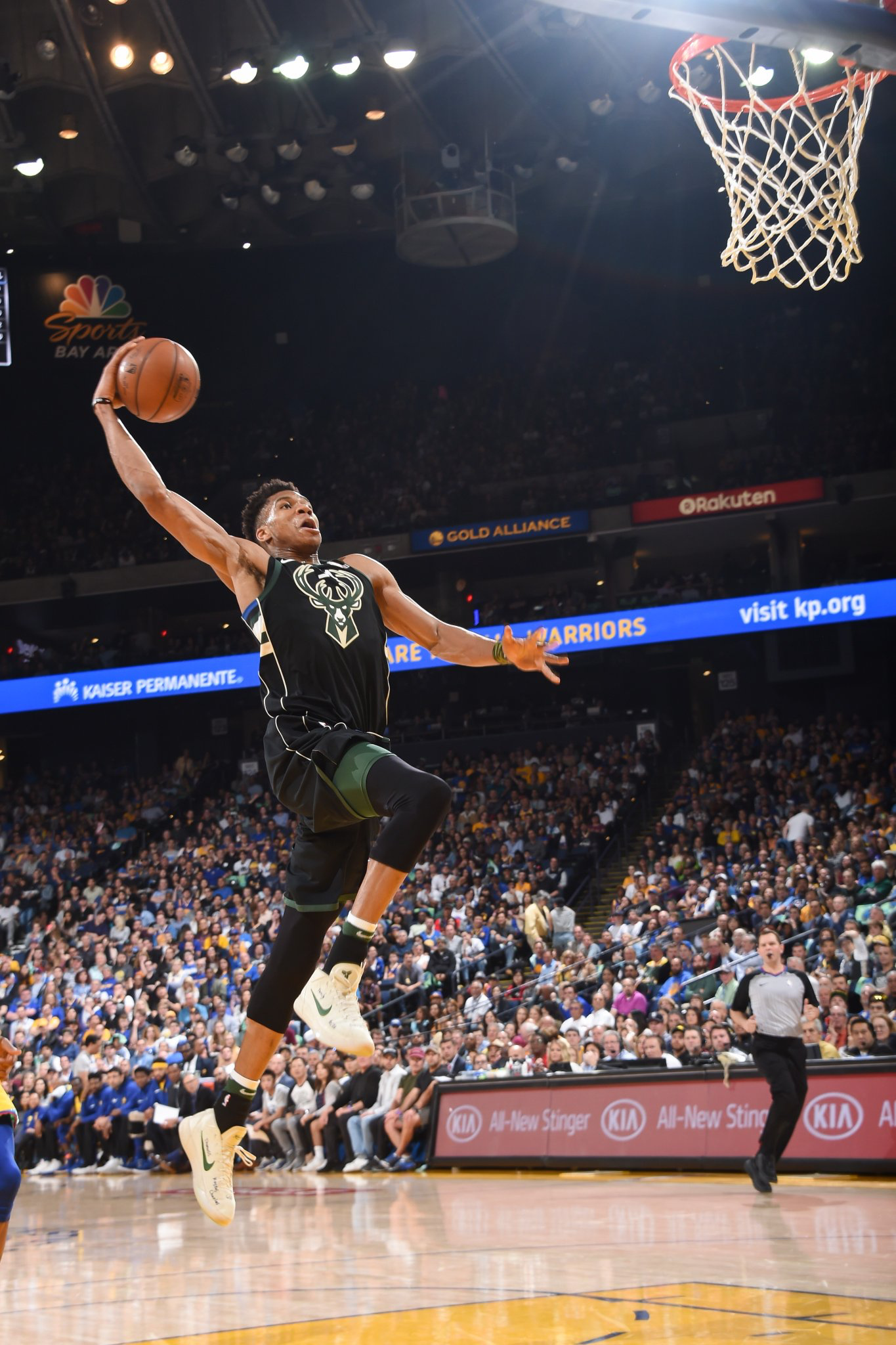 Giannis Antetokounmpo dunk, Milwaukee Bucks uniform, NBA basketball hoop, HD Phone wallpaper