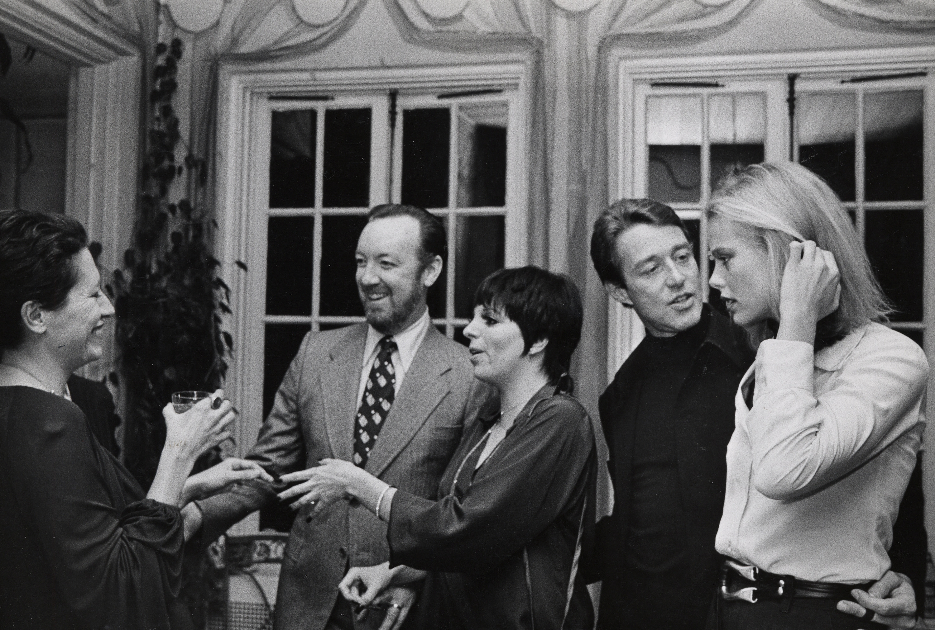 Liza Minnelli, Earl Blackwell's party, Glamorous event, Fashion showcase, 3000x2030 HD Desktop