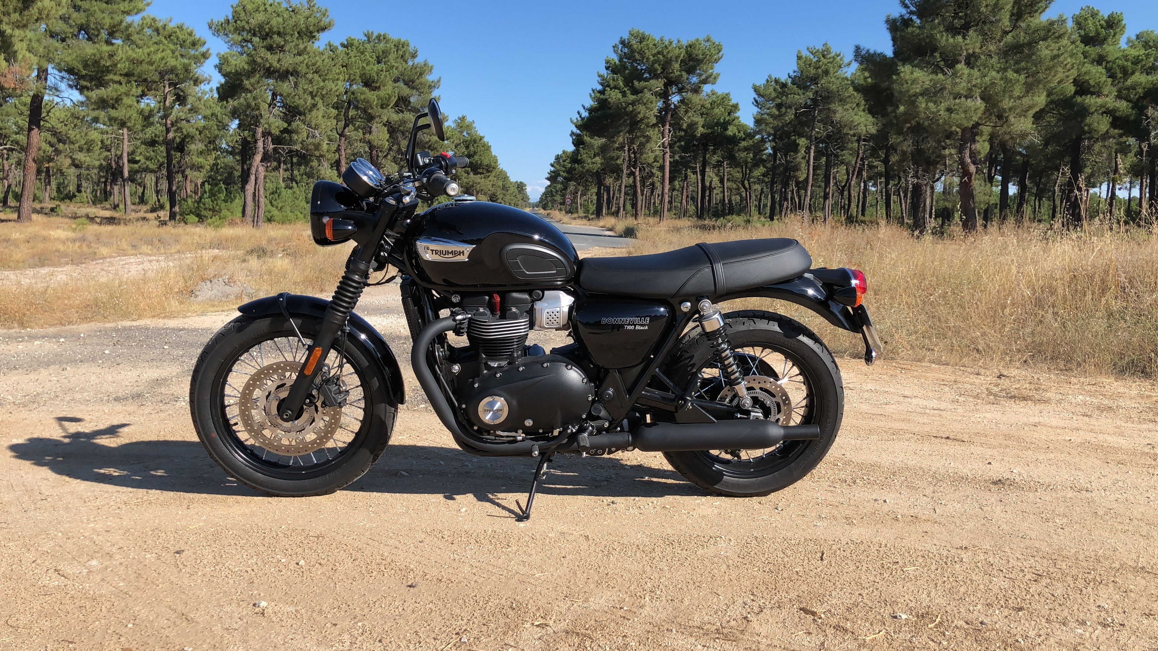 Triumph Bonneville T100, Black model, 3840x2160 4K Desktop