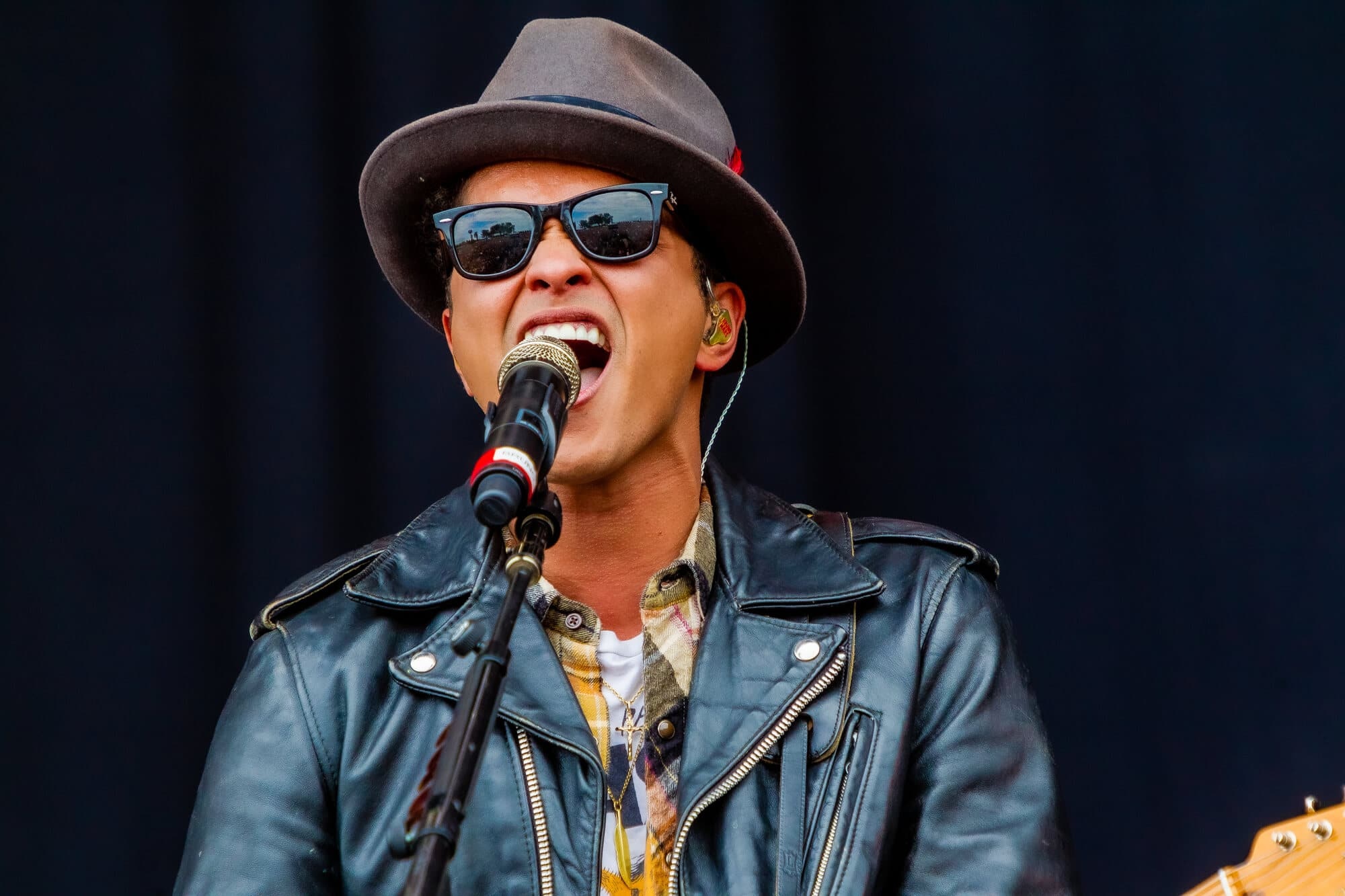 Bruno Mars, Music artist, Bruno Mars' height, Girlfriend, 2000x1340 HD Desktop