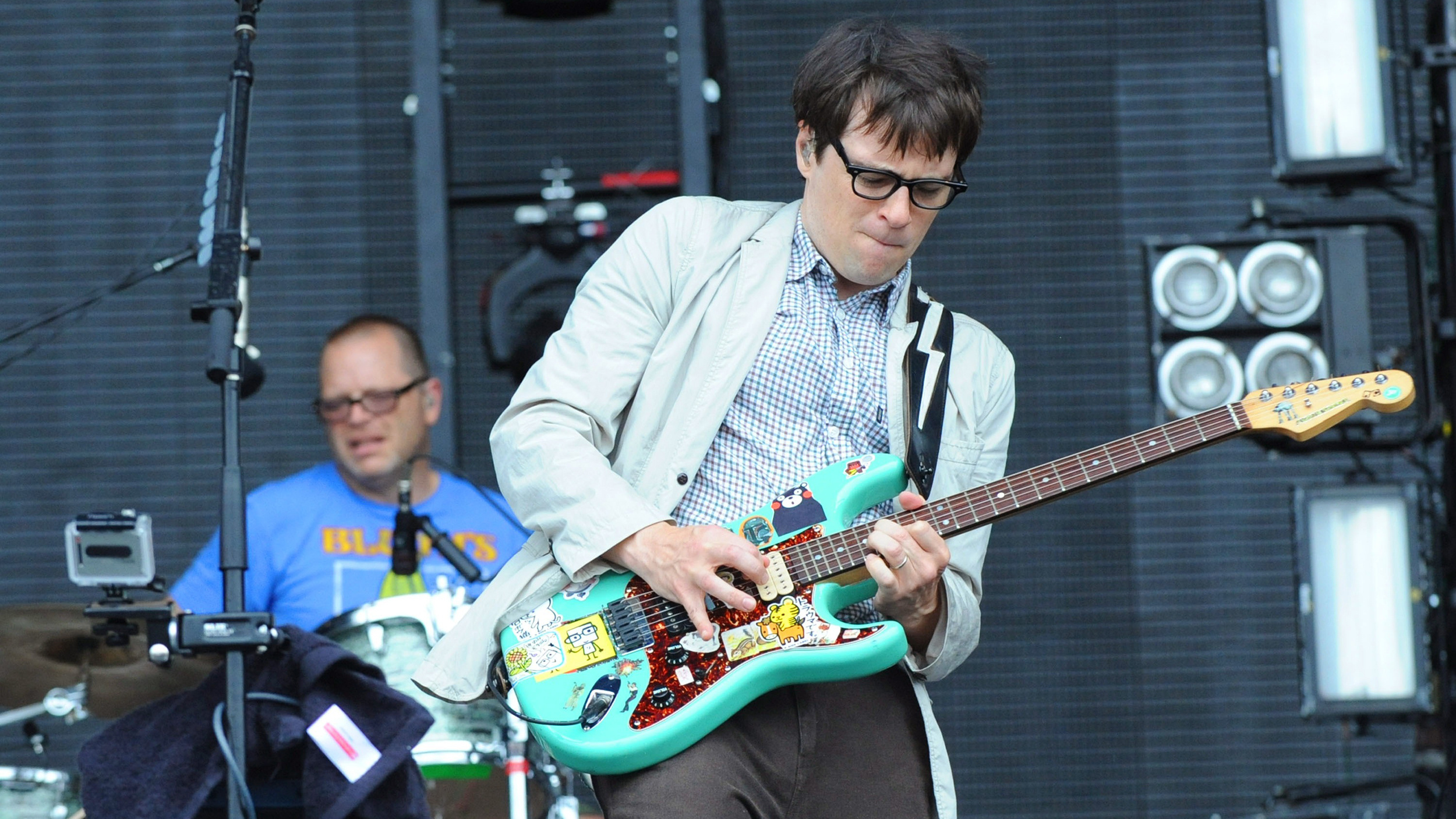 Weezer, Epic live moments, Impressive stage presence, Uninterrupted performances, 2500x1410 HD Desktop