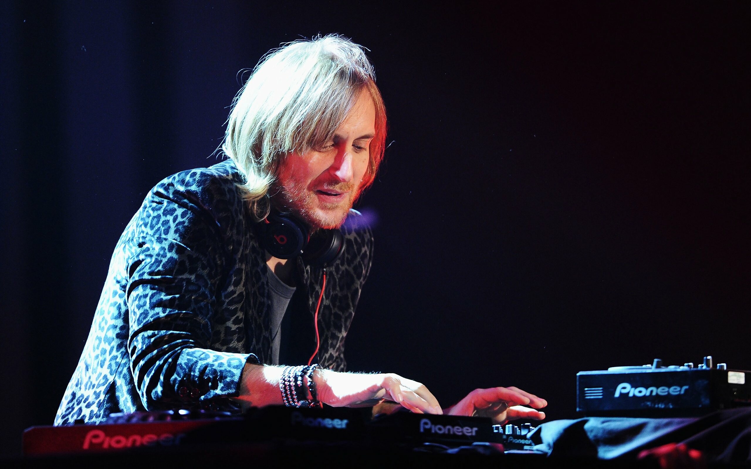 David Guetta, Music genre icons, EDM superstar, Concert wallpaper, 2560x1600 HD Desktop