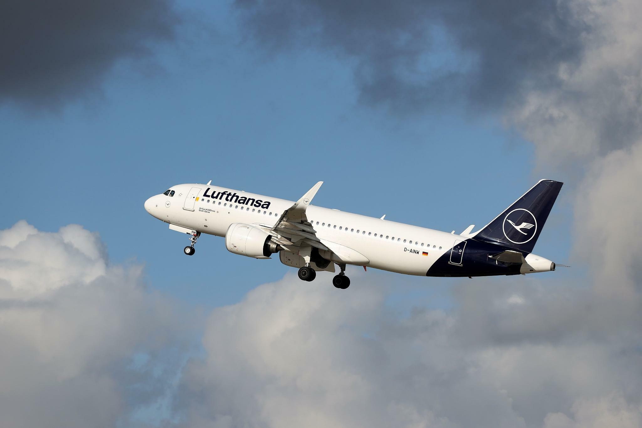 Lufthansa, Sales strategy, Business performance, Market analysis, 2050x1370 HD Desktop