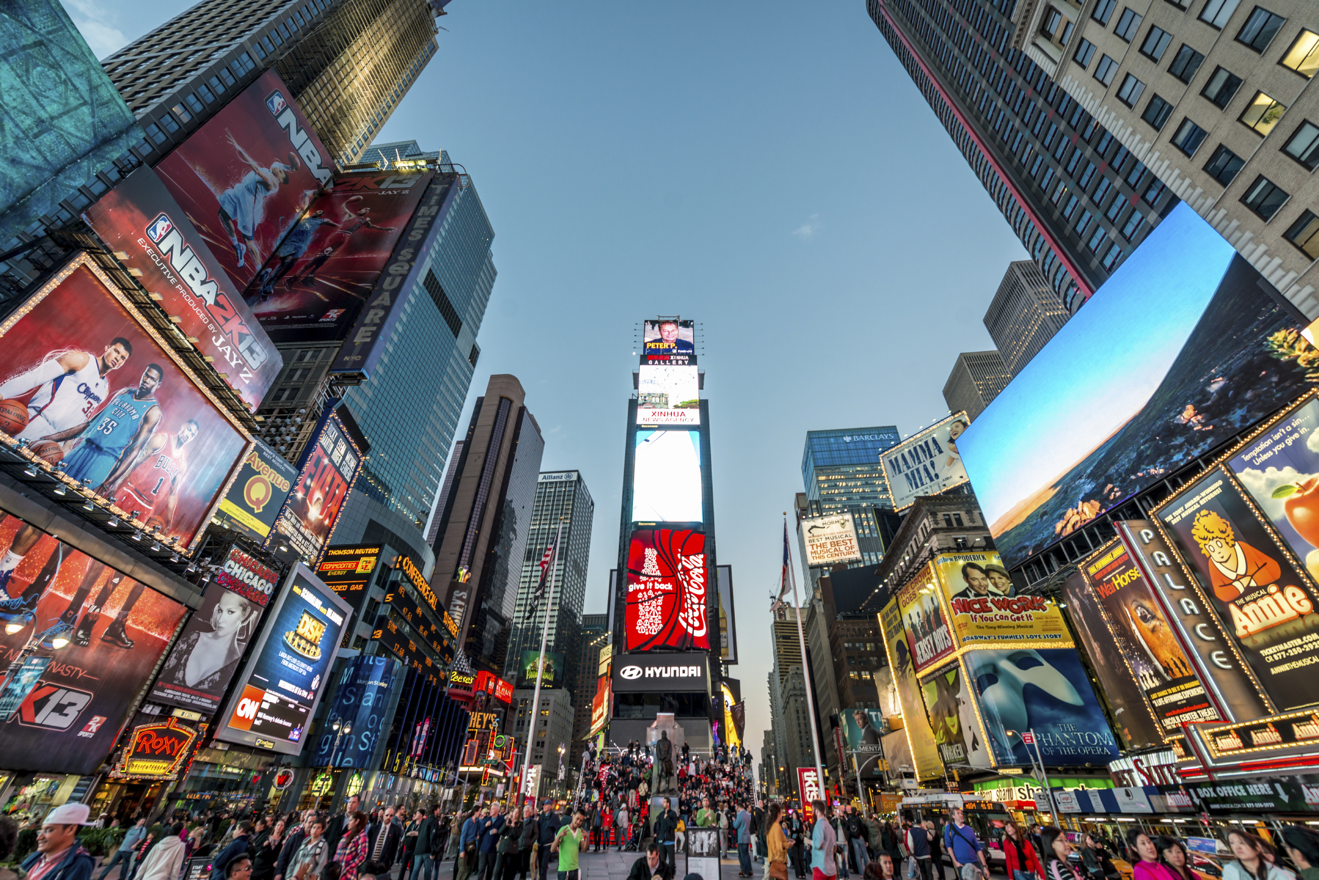 Street performers, Busy crossroads, Colorful billboards, Tourist attraction, 2720x1820 HD Desktop