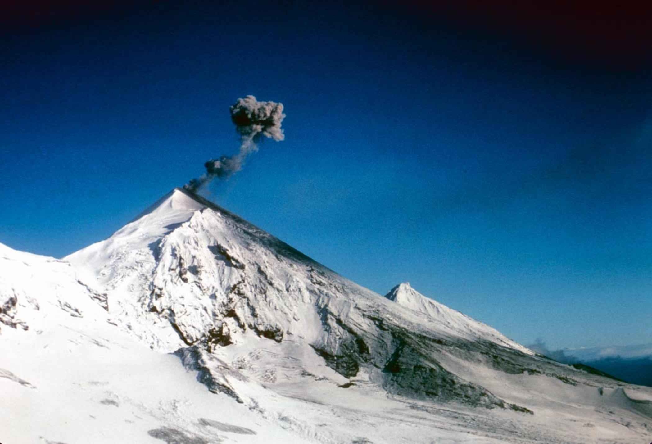 Shishaldin Volcano, Smoke rising, Volcano, Free picture, 2100x1430 HD Desktop