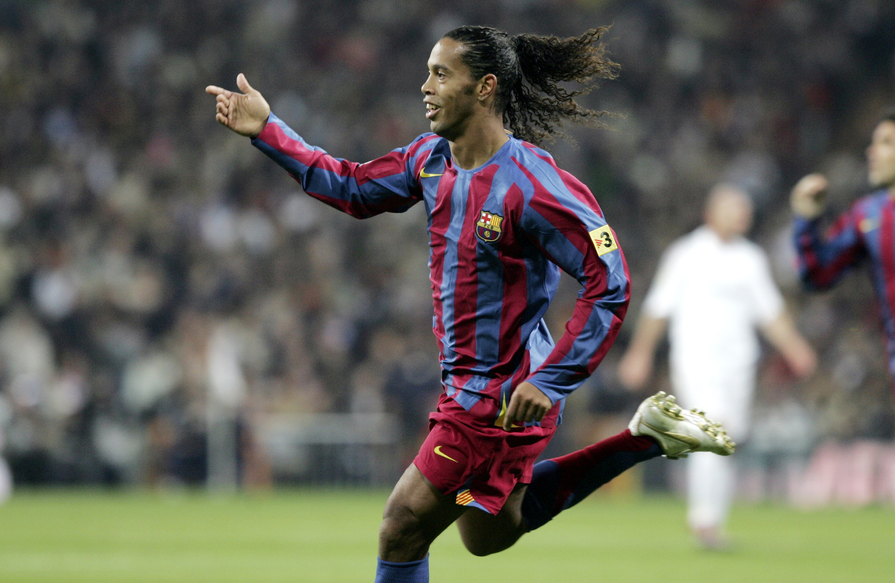 Ronaldinho, FC Barcelona jersey, Santiago Bernabeu Stadium, HD Desktop wallpaper