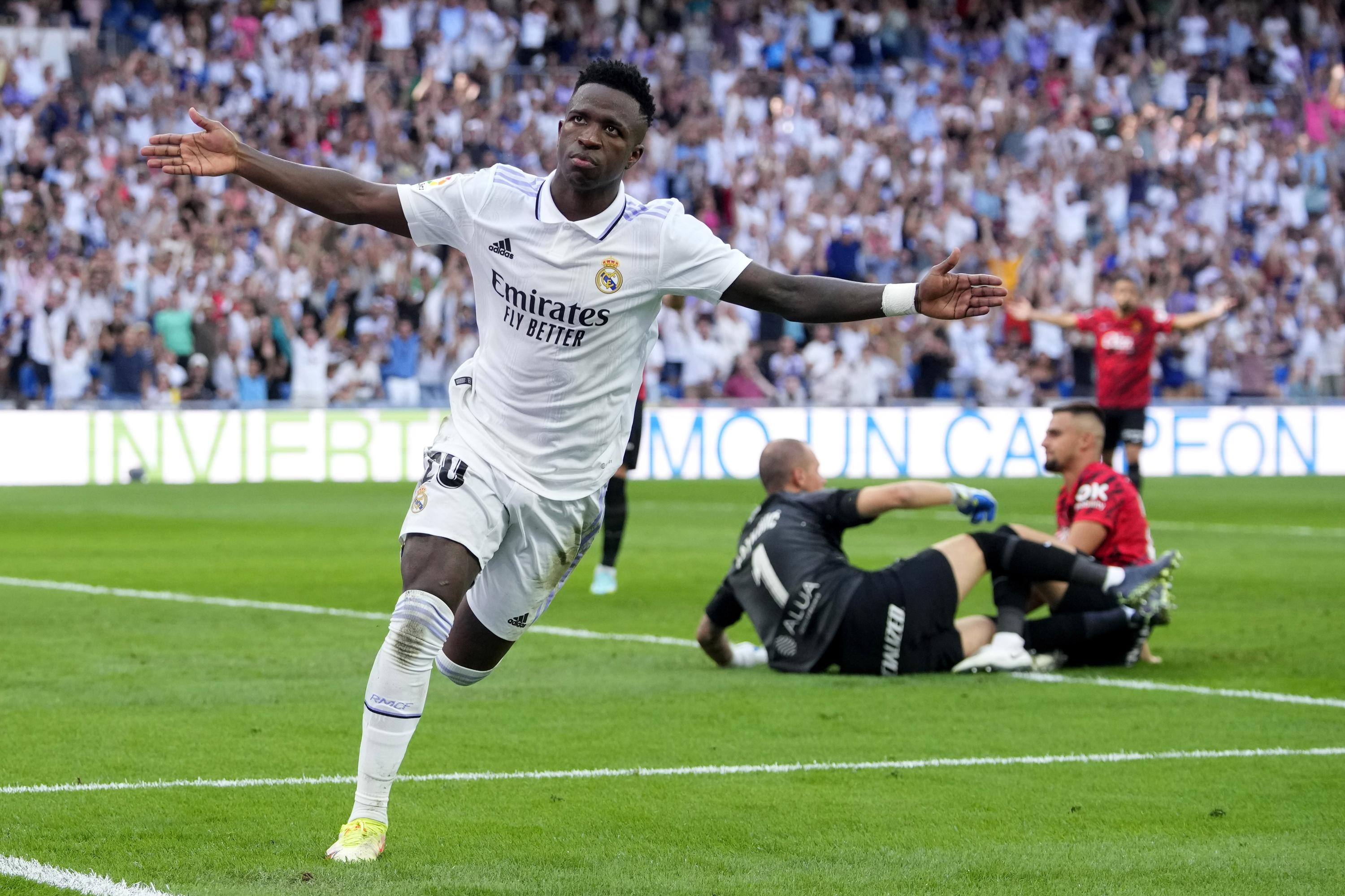 Vinícius Júnior, Real Madrid home kit, Santiago Bernabéu Stadium, HD Desktop wallpaper