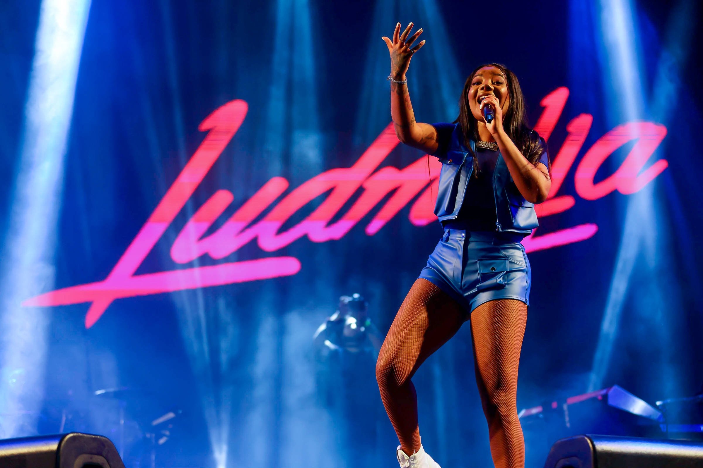 Logo, Ludmilla (Singer) Wallpaper, 2400x1600 HD Desktop
