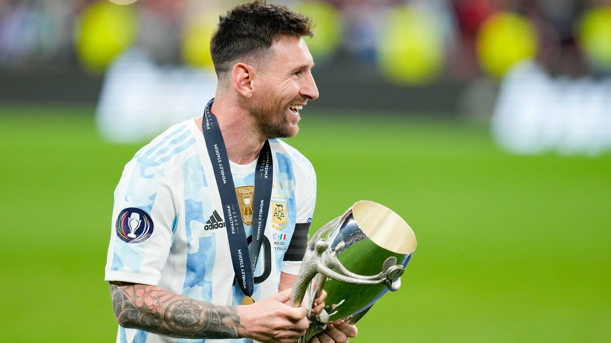 Lionel Messi, Finalissima trophy, Argentina national football team jersey, HD Desktop wallpaper