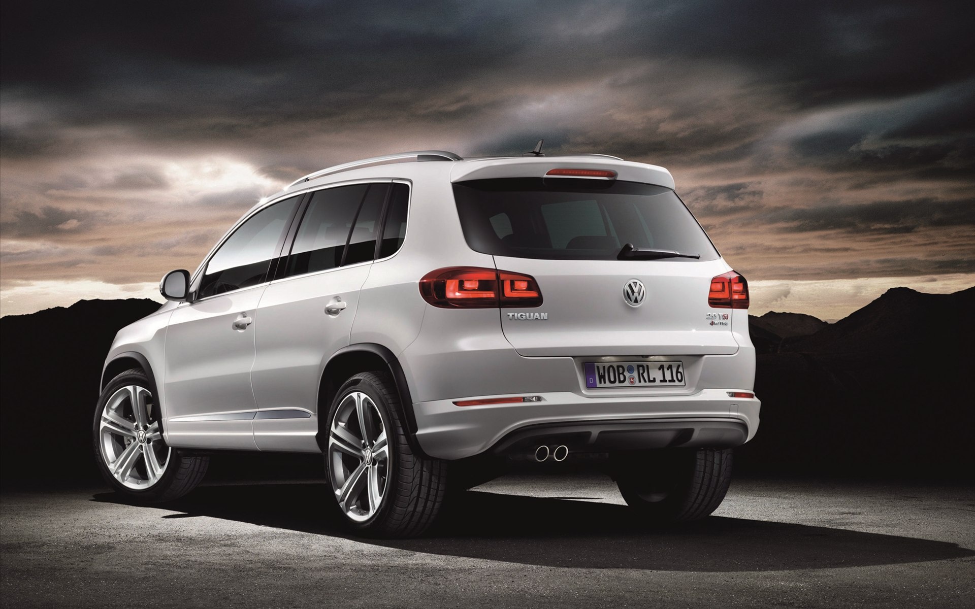 Volkswagen Tiguan R-Line, 2011 model, Stylish desktop wallpaper, Sporty and dynamic, 1920x1200 HD Desktop