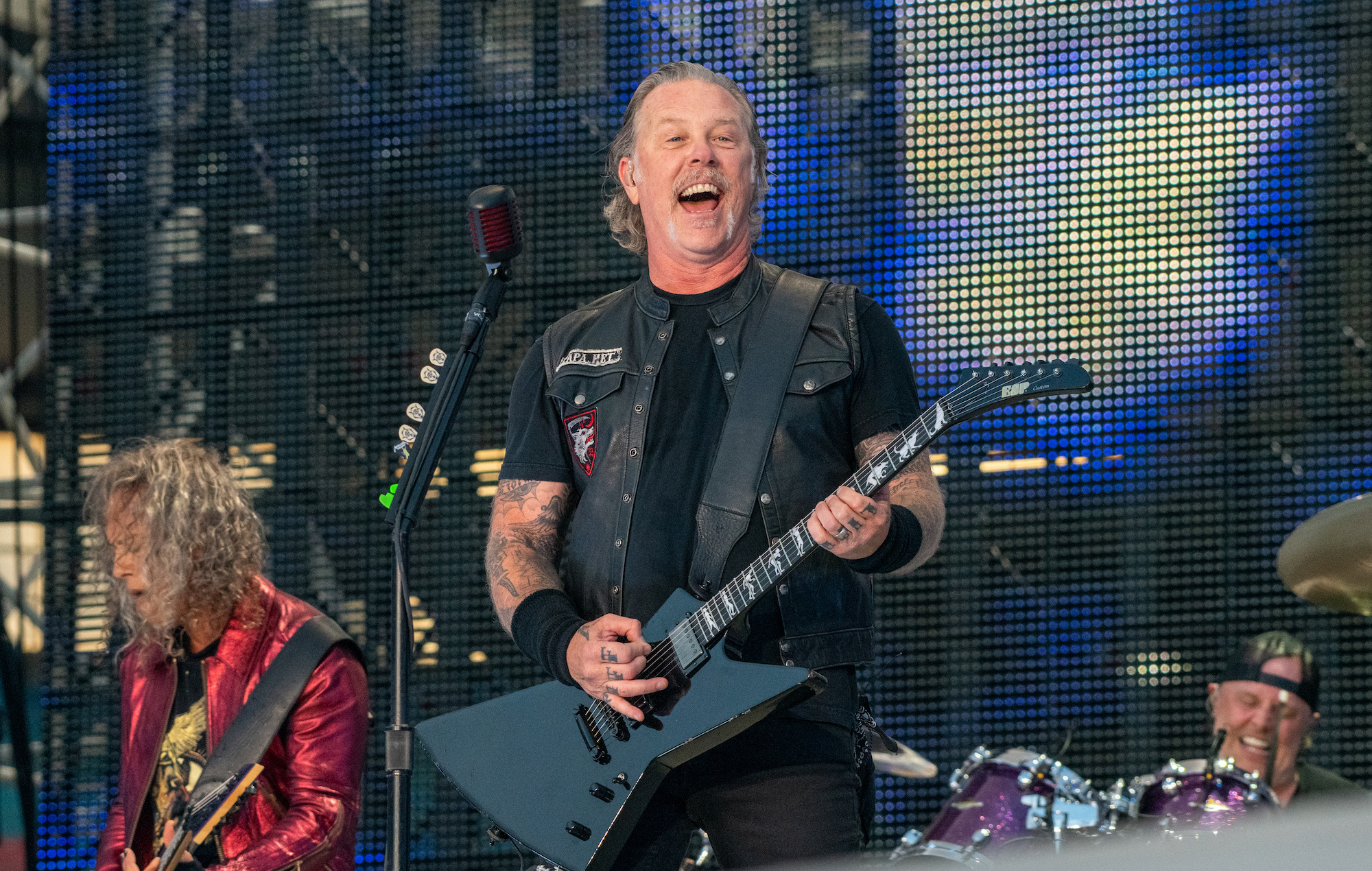 James Hetfield, Metallica's frontman, Musical icon, Rock legend, 2000x1270 HD Desktop