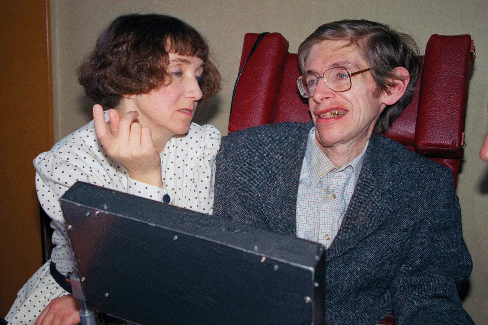 Stephen Hawking, Lothario, Improbable love life, Other subject, 2000x1340 HD Desktop