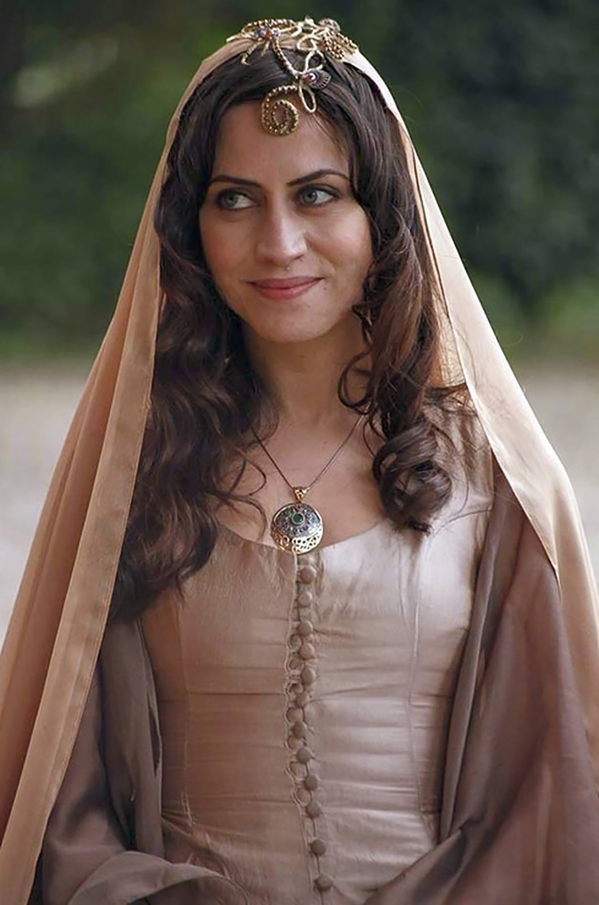 Selen Ozturk, TV show host, Entertaining audience, Captivating moments, 1960x2960 HD Phone
