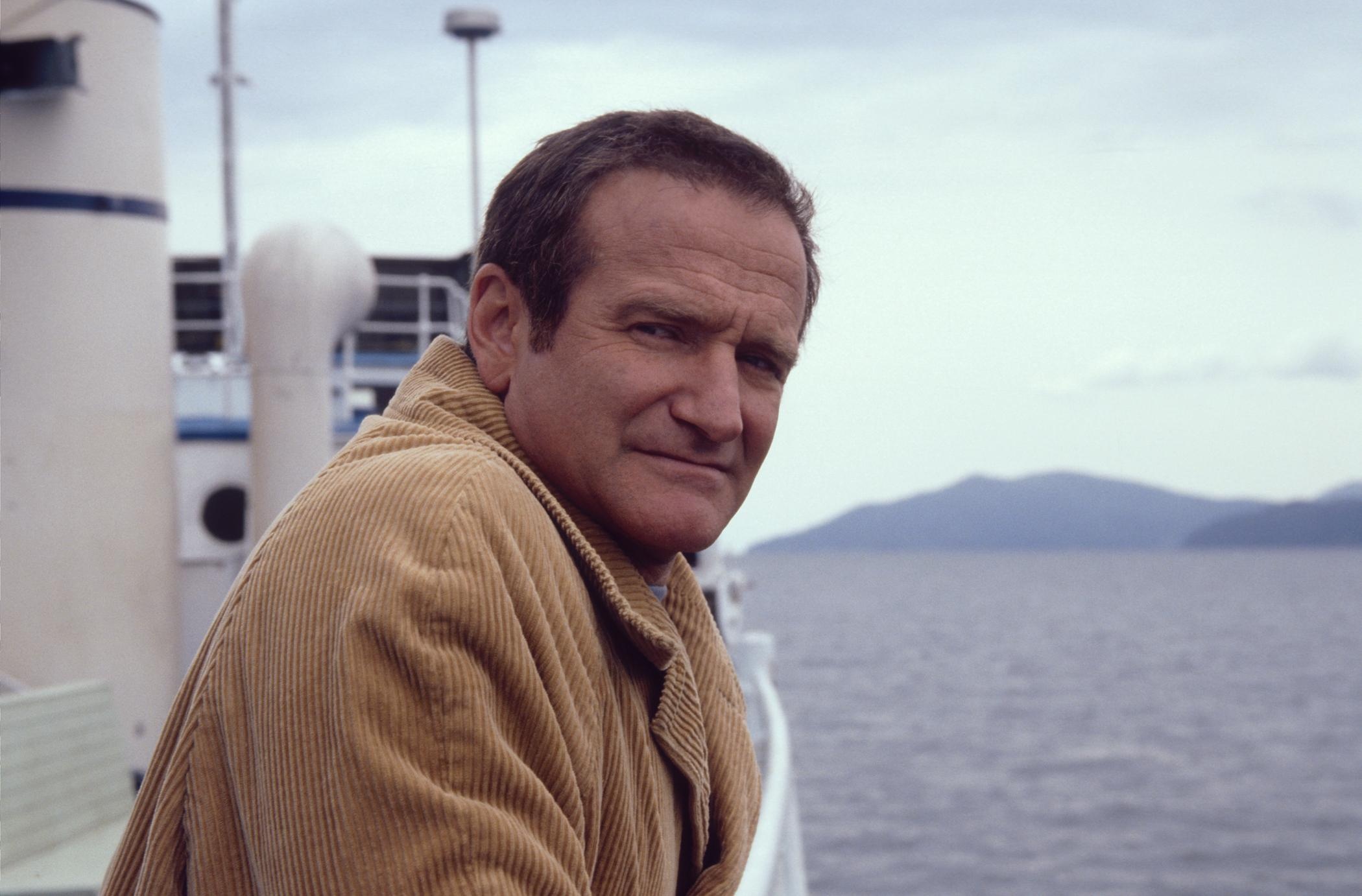 Robin Williams films, Iconic actor, Memorable performances, Comedy genius, 2100x1390 HD Desktop