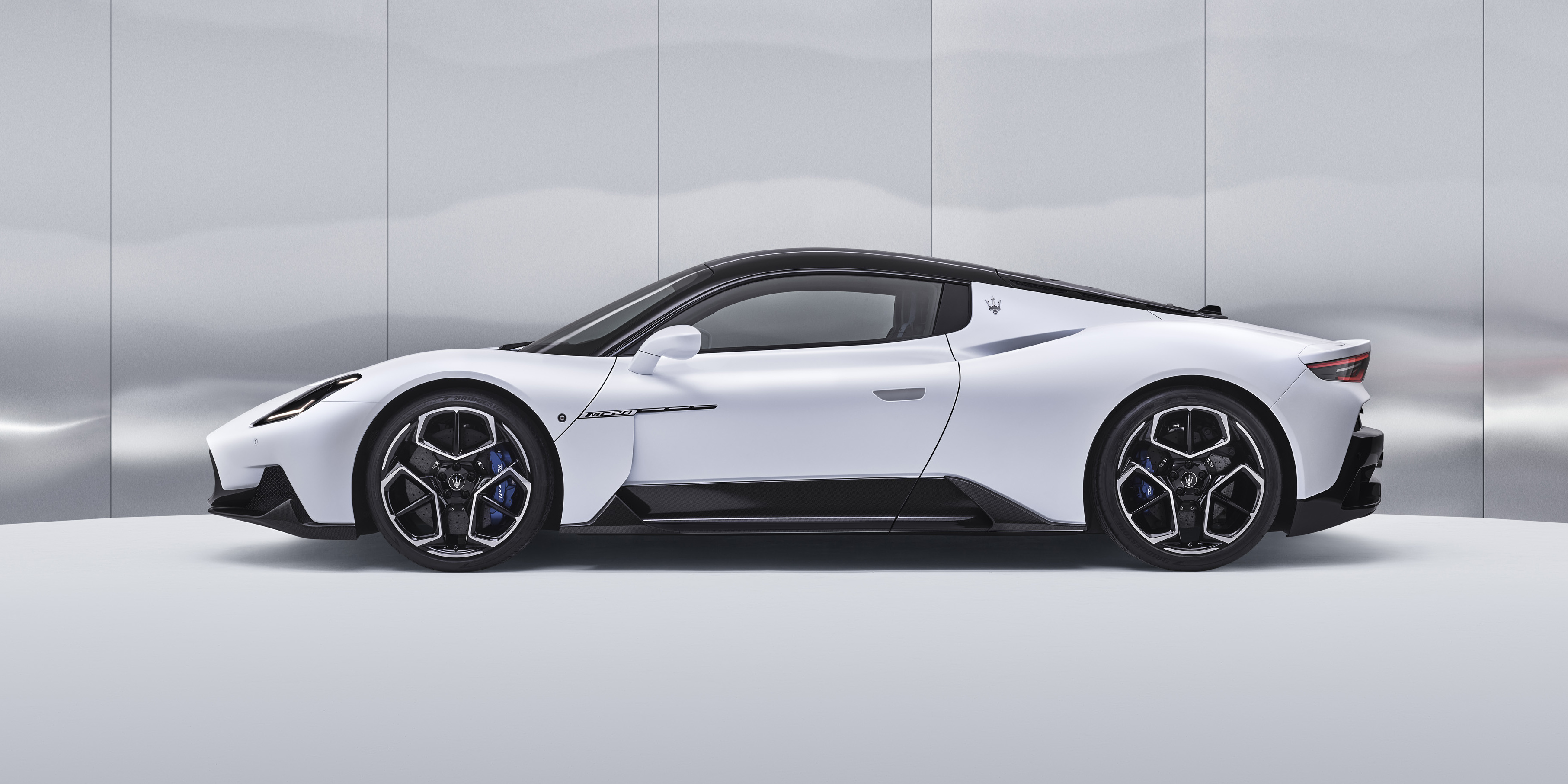 Maserati MC20, MC20 emblem, minimalist automotive studio, Dual Screen Desktop wallpaper