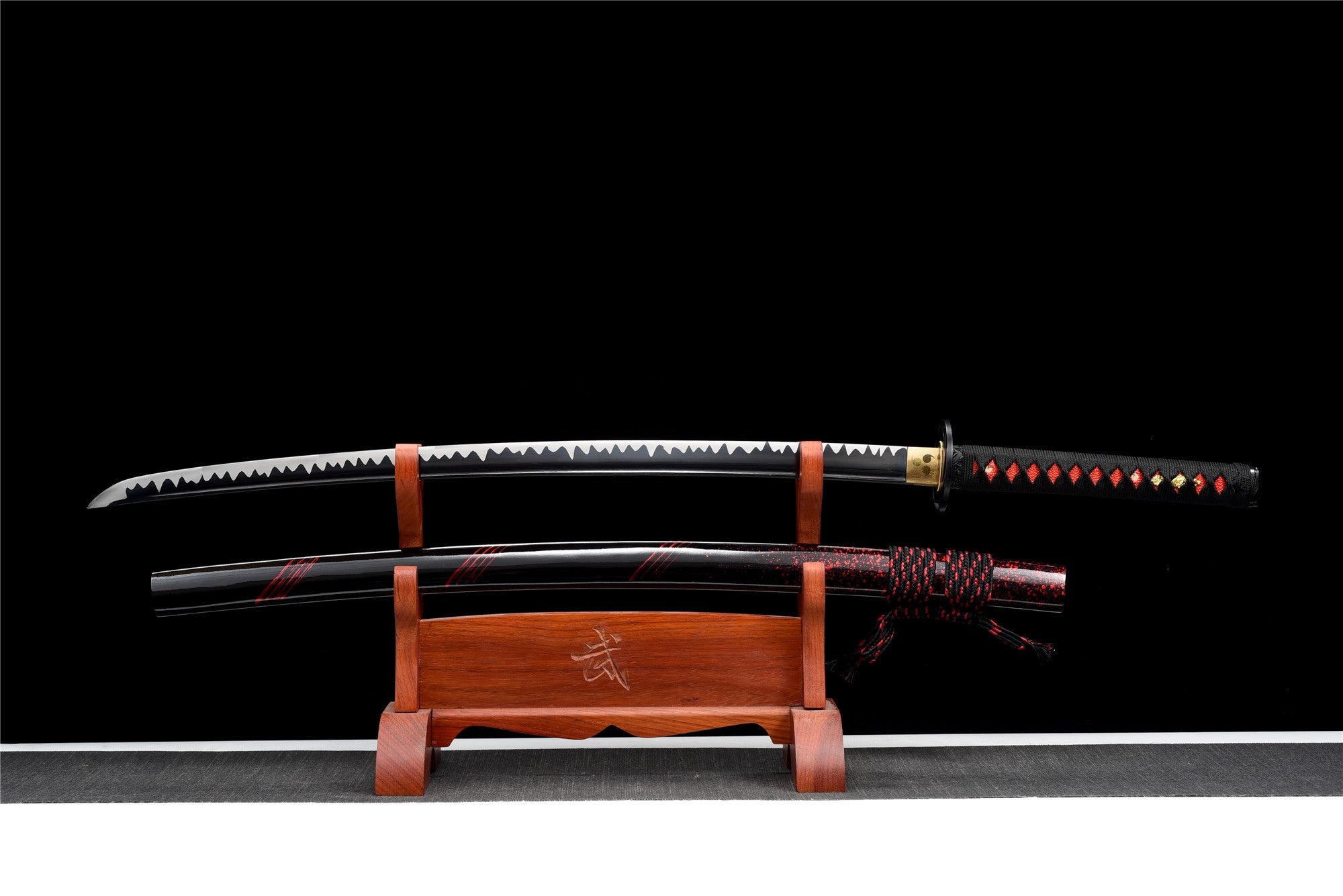 Black serrated blade katana, Carved wooden katanakake stand, Matching lacquered saya scabbard, HD Desktop wallpaper