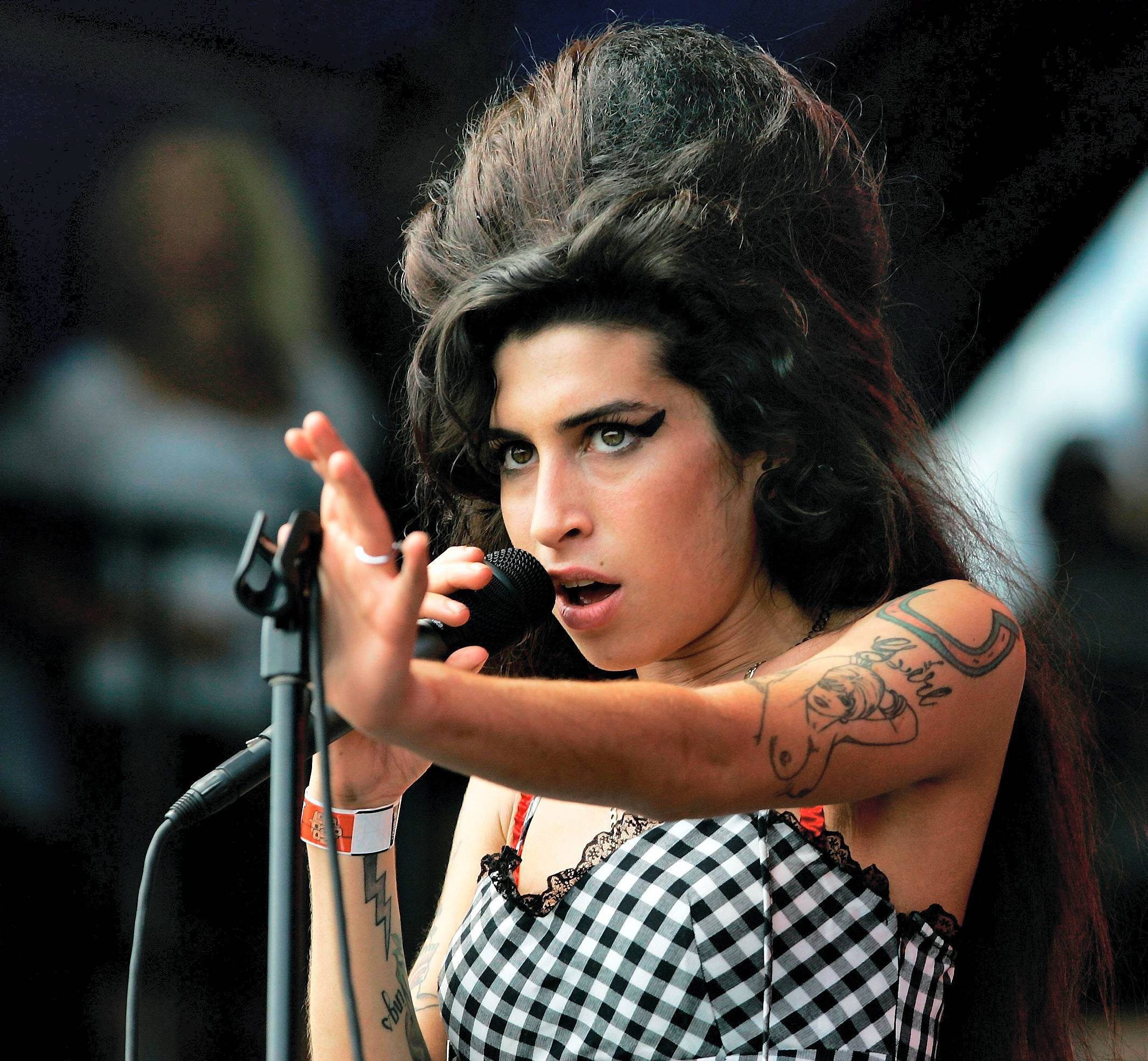 Performing, Amy Winehouse Wallpaper, 2130x1970 HD Desktop