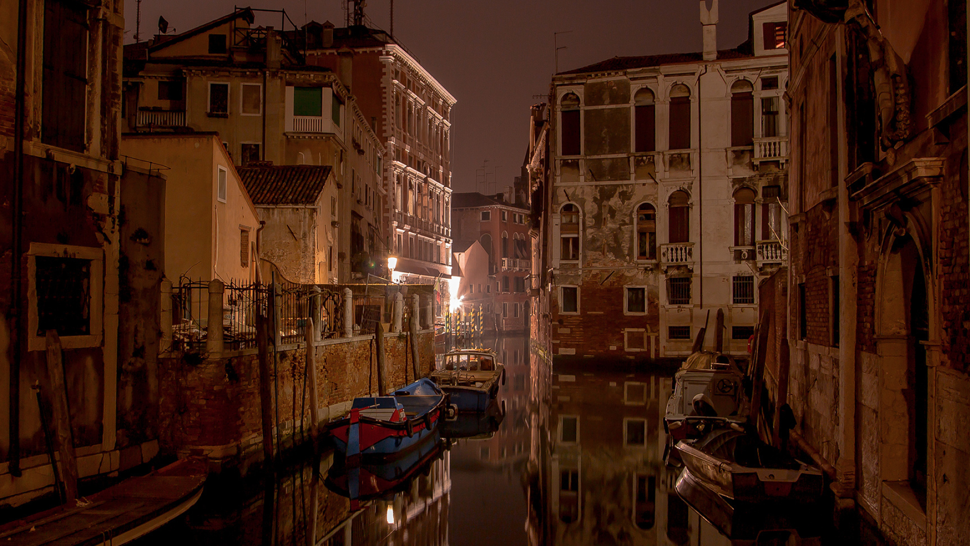 Venice, Night-time exploration, Streets of Venice, Romantic atmosphere, 1920x1080 Full HD Desktop