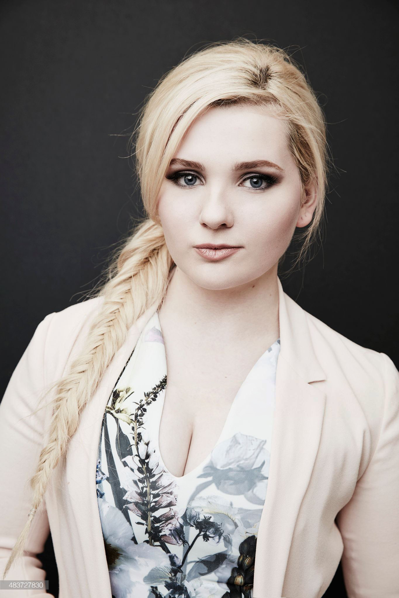 Abigail Breslin, Women, Actress, Simple background, 1370x2050 HD Phone