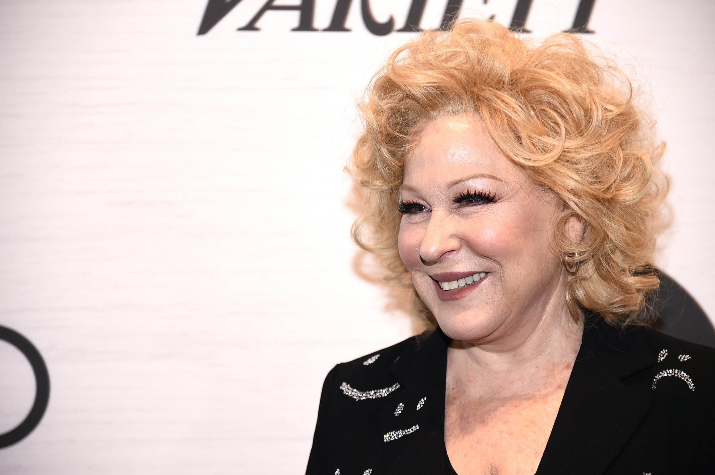 Bette Midler, Movies, Celebrity feud, Twitter controversy, 2500x1670 HD Desktop