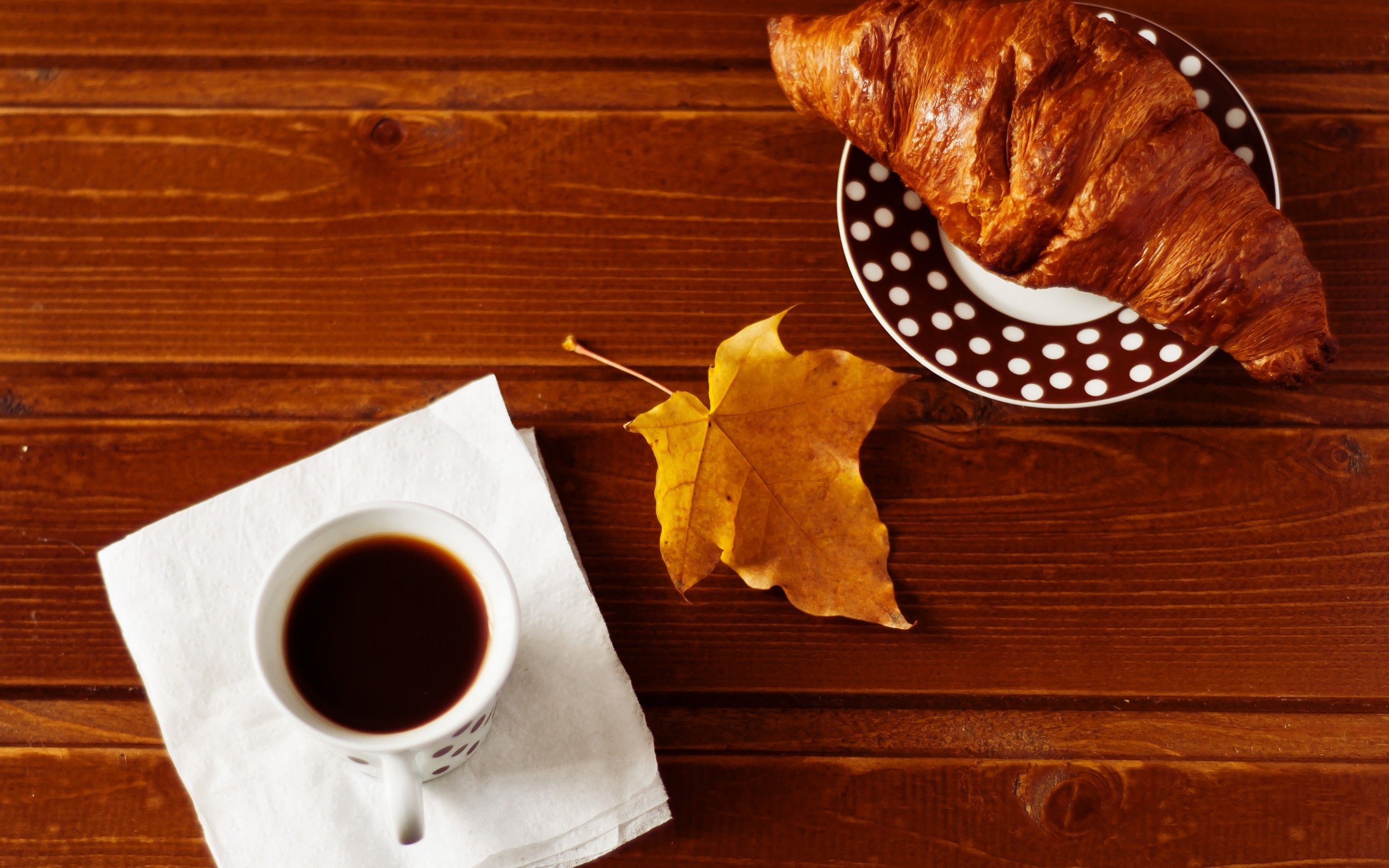 Fluffy croissant, Inviting aroma, Perfectly baked, Ultimate satisfaction, 2880x1800 HD Desktop