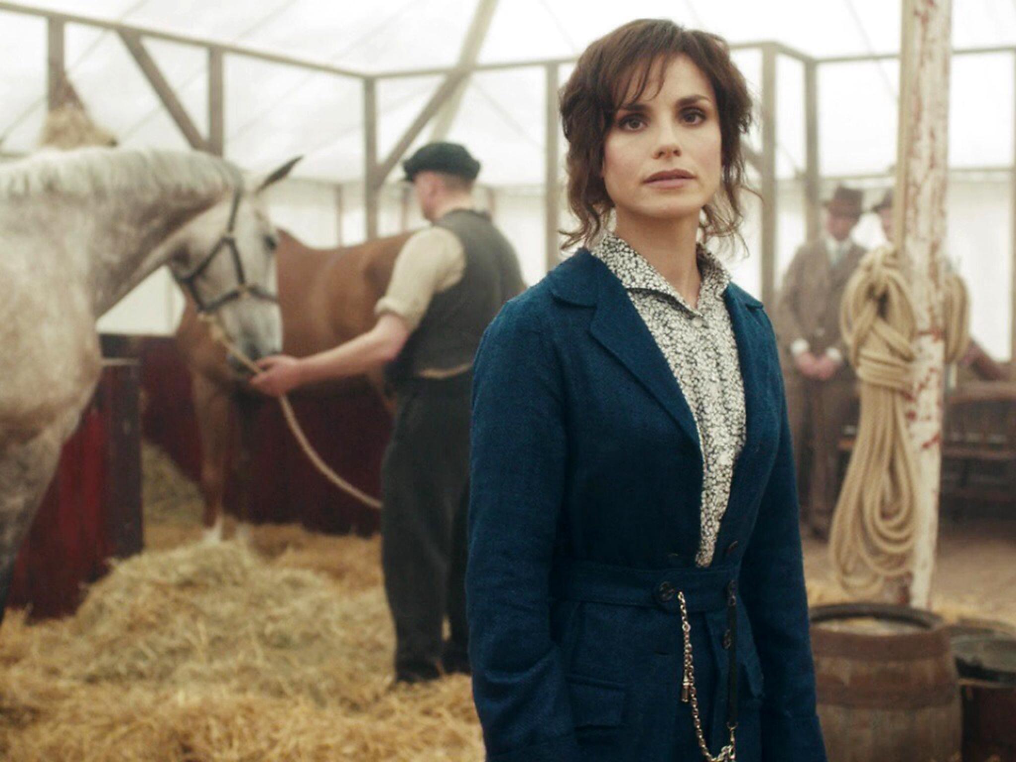 May Carleton (Charlotte Riley), Grey racehorse in a stable tent, Straw bedding, HD Desktop wallpaper