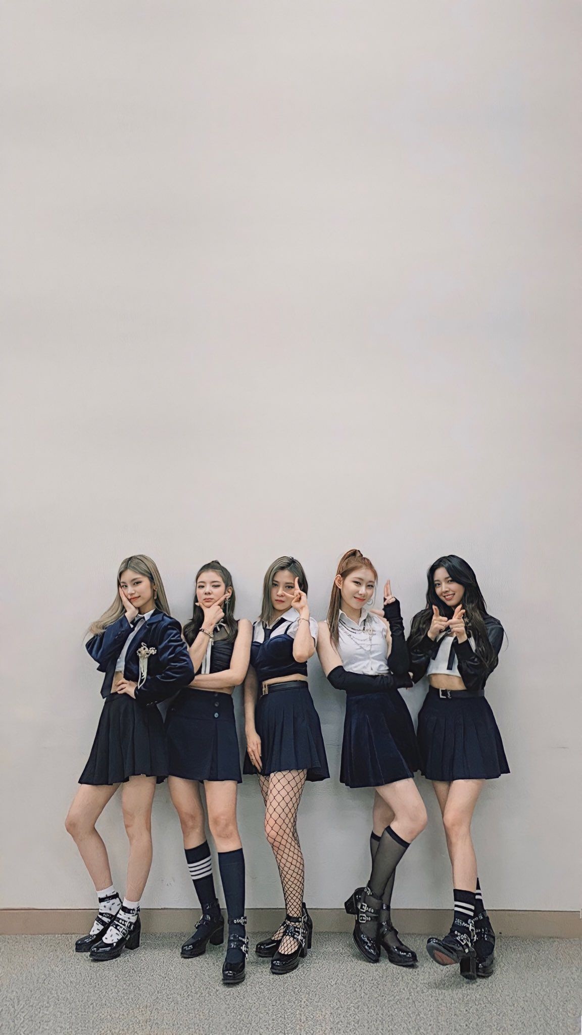 ITZY wallpapers 4K, HD backgrounds, Visual splendor, Fan favorites, 1160x2050 HD Phone