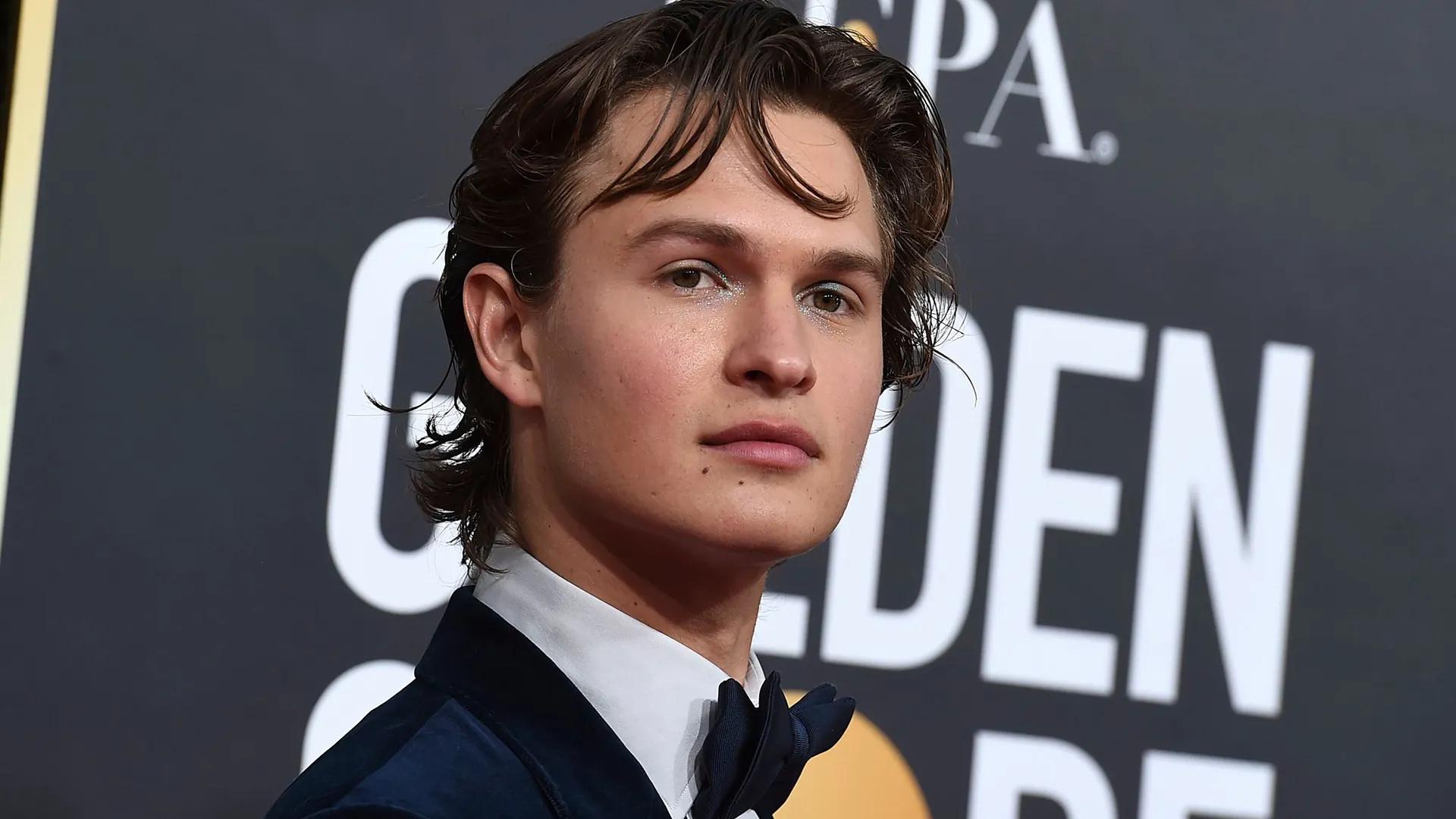 Ansel Elgort, Bold Golden Globes makeup, Fashion statement, Red carpet appearance, 1920x1080 Full HD Desktop