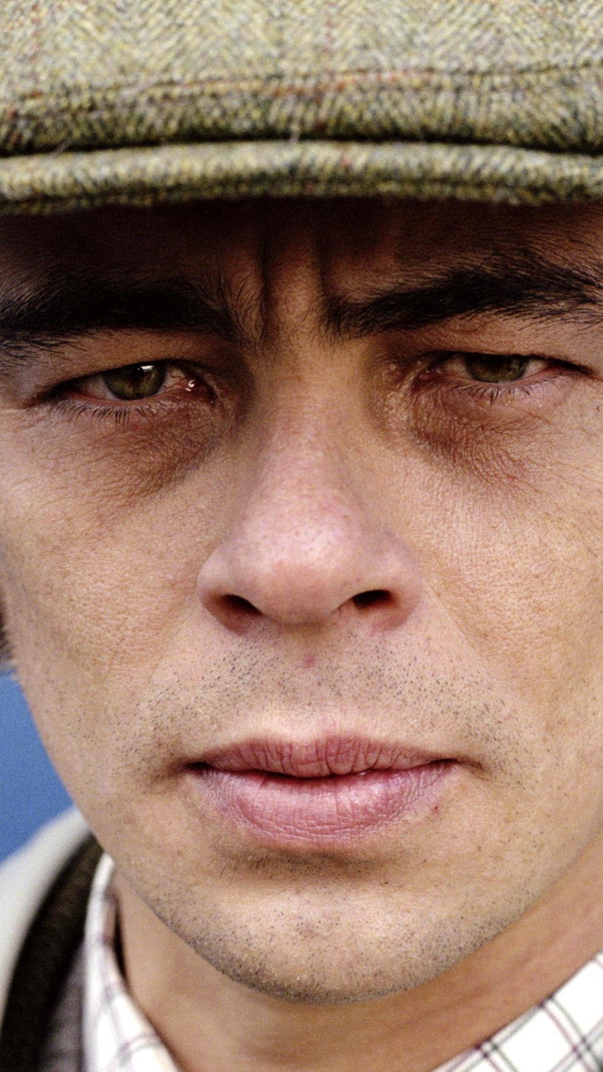 Benicio Del Toro, Screen beauty, Brunette man, Striking appearance, 1250x2210 HD Phone