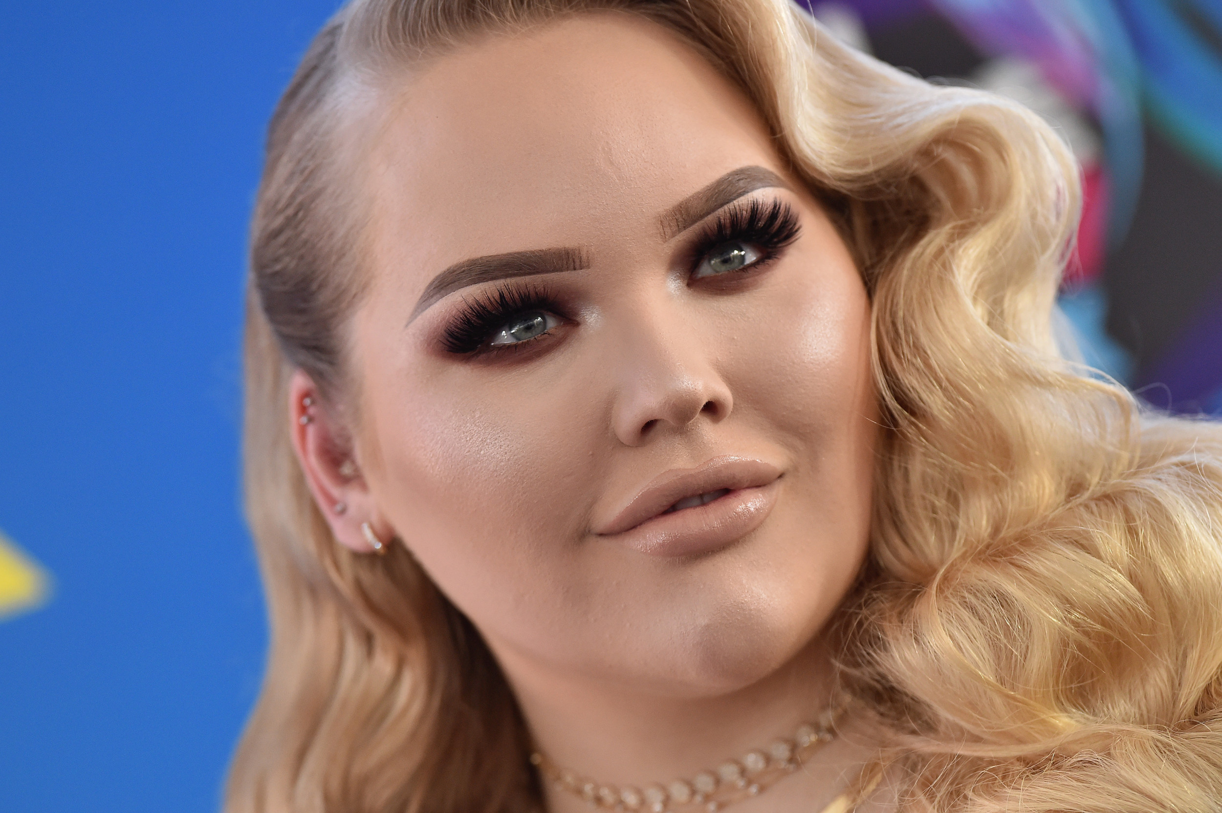 NikkieTutorials, Robbery aftermath, Personal safety, Netherlands incident, 2500x1670 HD Desktop