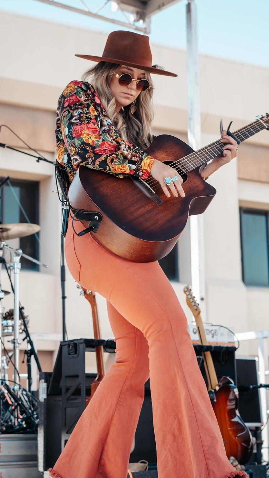 Lainey Wilson, Fantastic with guitar, Silent guitar, Musician, 1080x1920 Full HD Phone