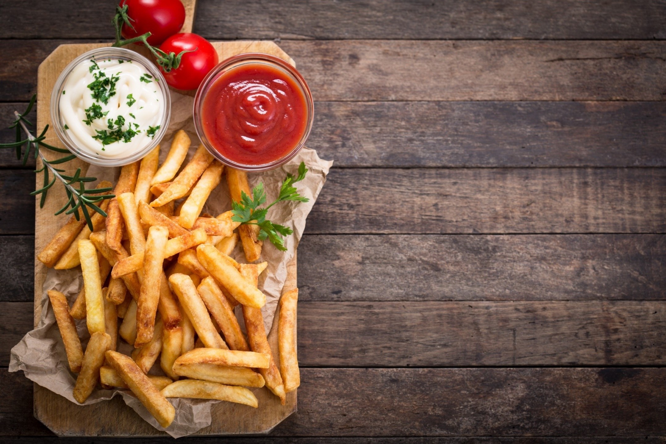 Delicious fries and tomatoes, Vibrant food, Flavorful toppings, Savory side dish, 2160x1440 HD Desktop