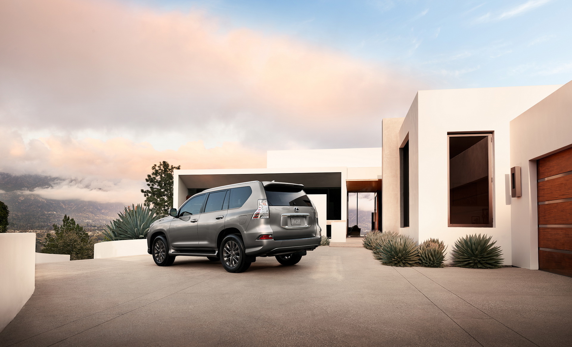 Lexus GX, Modest updates, Spacious and comfortable, Iconic spindle grille, 1920x1170 HD Desktop