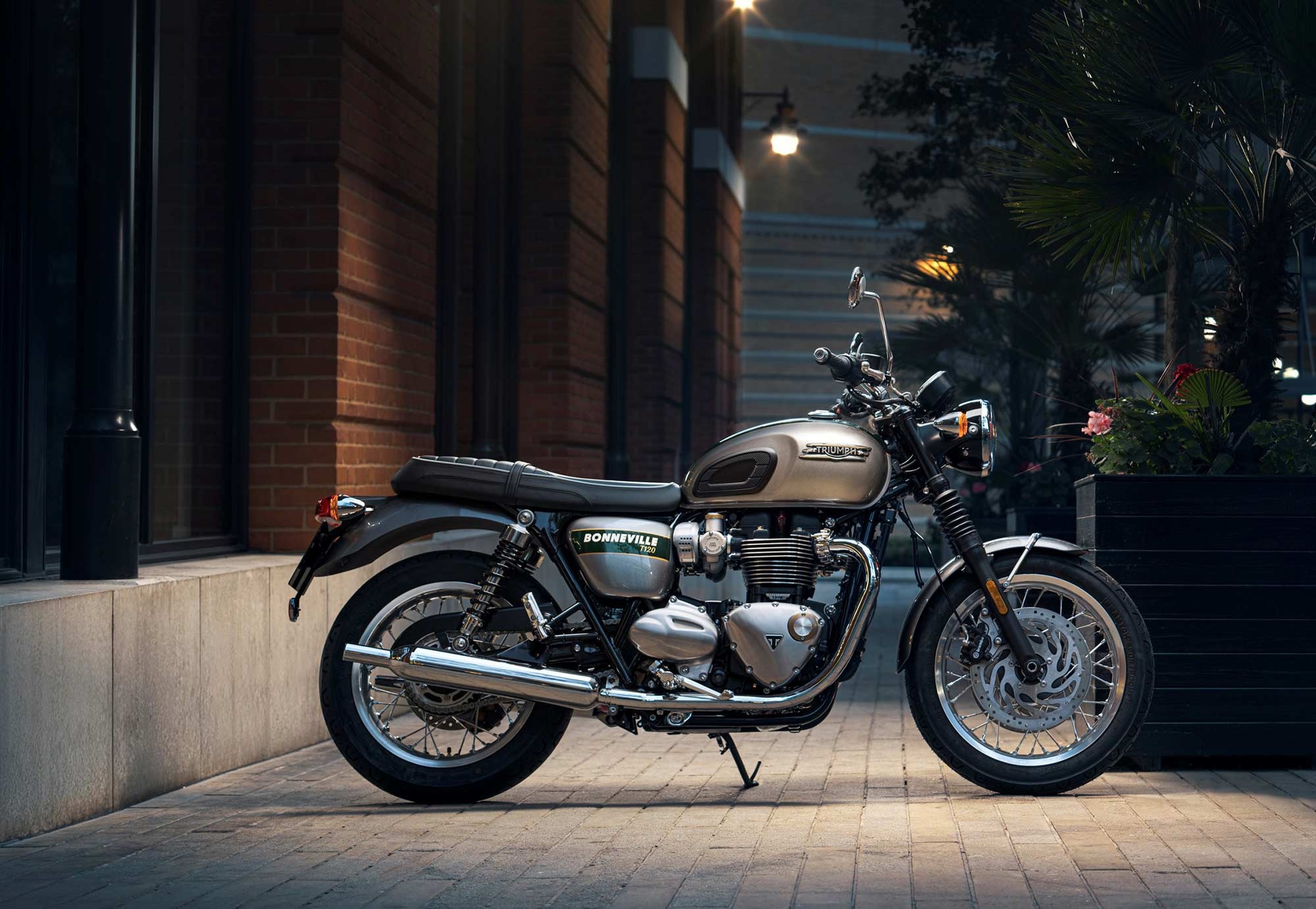 Triumph Bonneville T120, Special edition, Gold line, Motorcycle cruiser, 2000x1390 HD Desktop