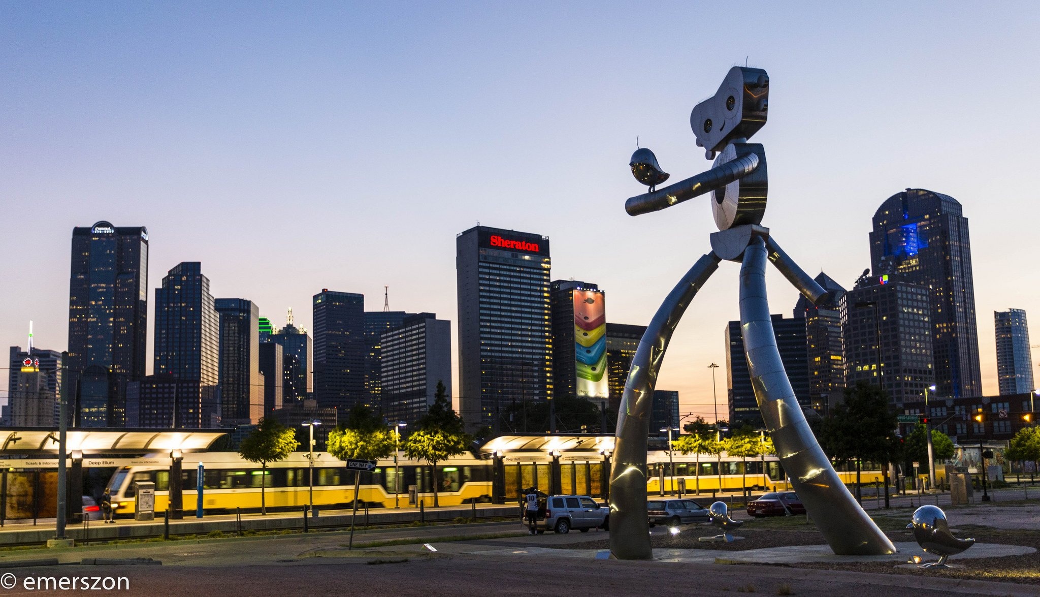 Traveling Man Sculpture, Dallas (Texas) Wallpaper, 2050x1180 HD Desktop