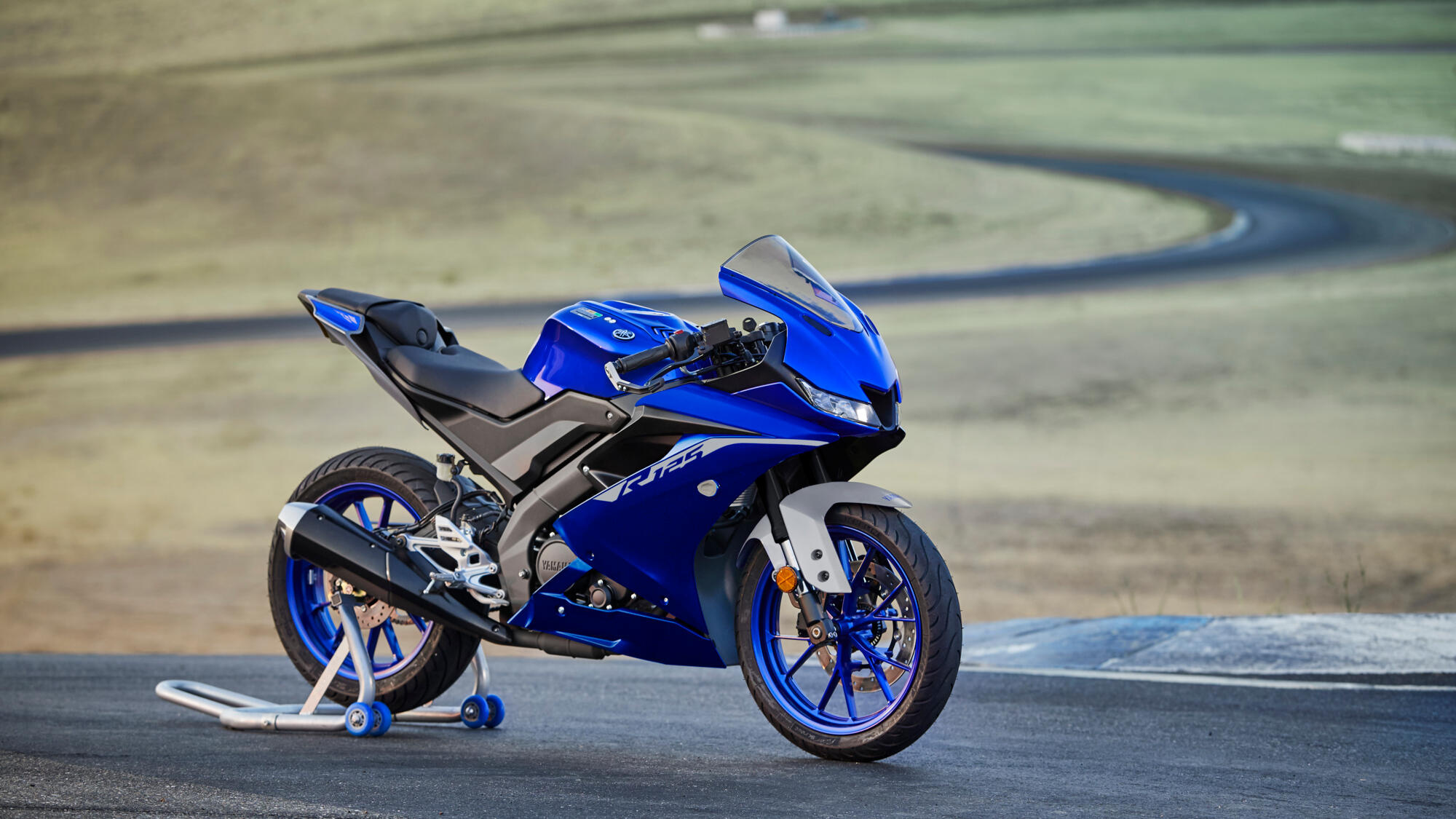 Yamaha YZF-R125, Thrilling rides, Aggressive styling, Superior handling, 2000x1130 HD Desktop