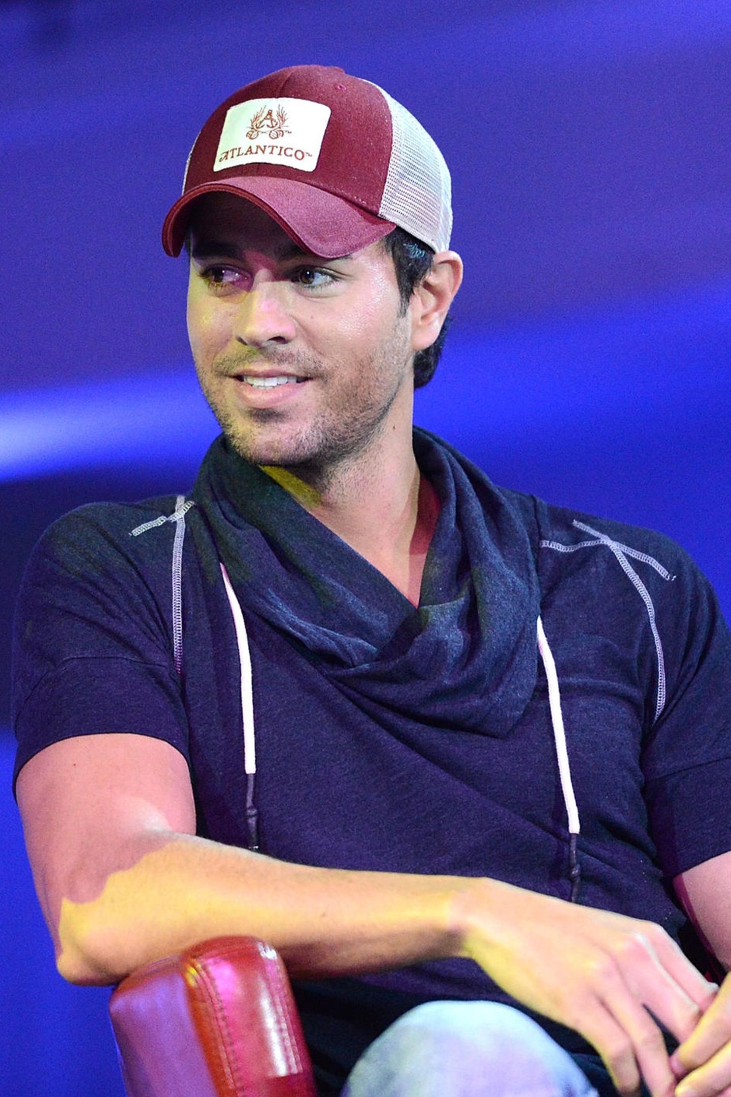 Enrique Iglesias, Two-month-old daughter, Mary, 1440x2160 HD Phone