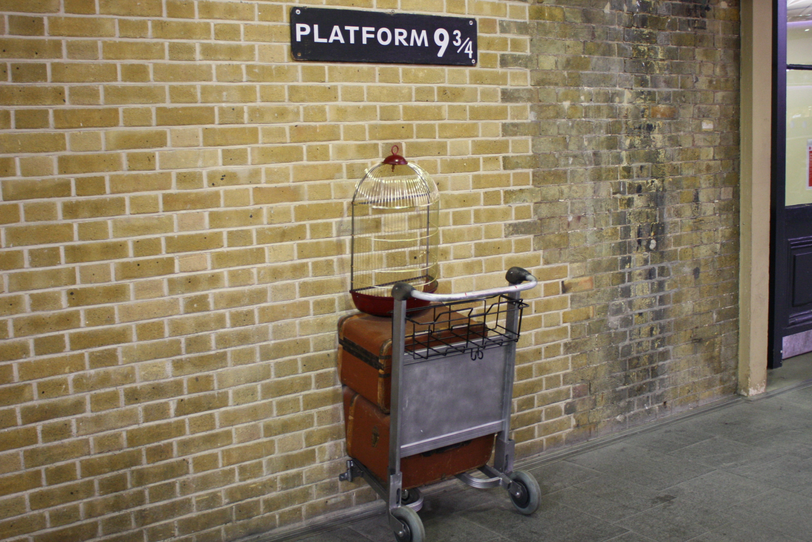 Platform 9 3/4 movies, Harry Potter online platform, Discount offer, Magical experience, 2820x1880 HD Desktop