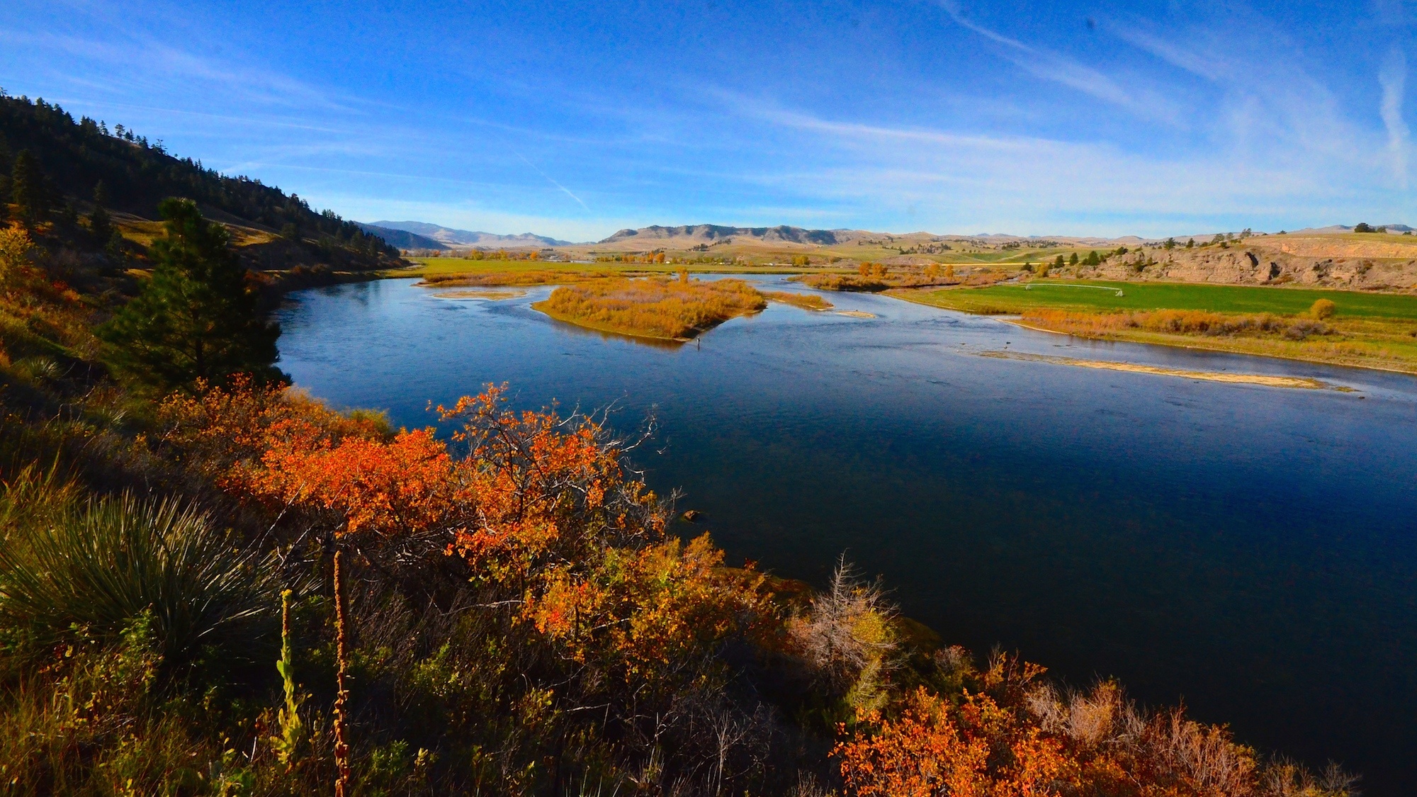 Missouri River, Fabulous fall floats, Missouri River Hills, 2000x1130 HD Desktop