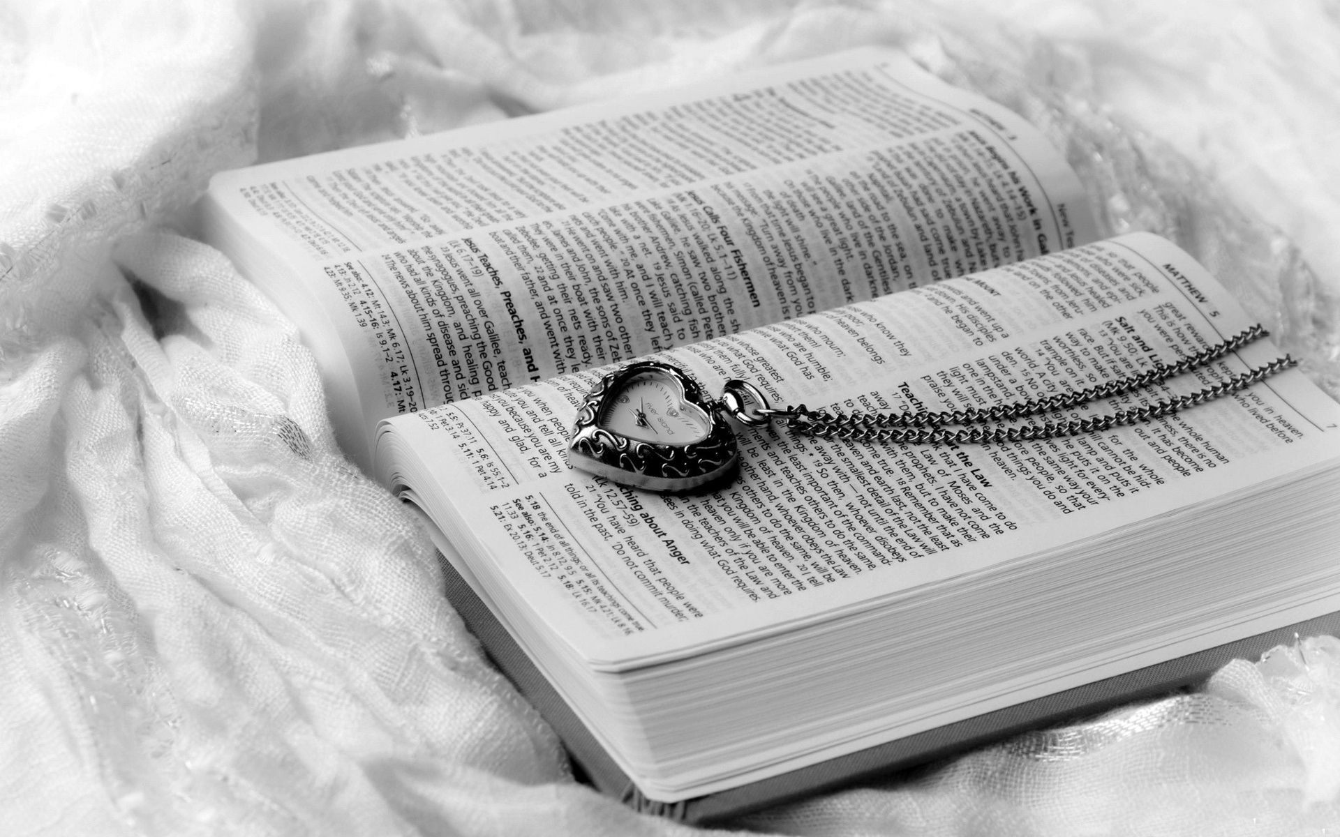 Heart, Pendant Wallpaper, 1920x1200 HD Desktop