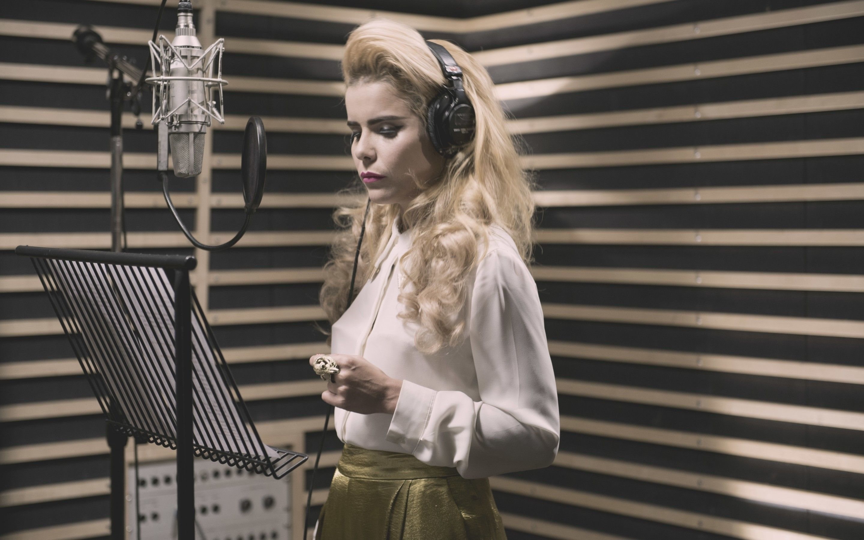 Paloma Faith, High-quality wallpapers, Pop singer, Soulful performances, 2880x1800 HD Desktop