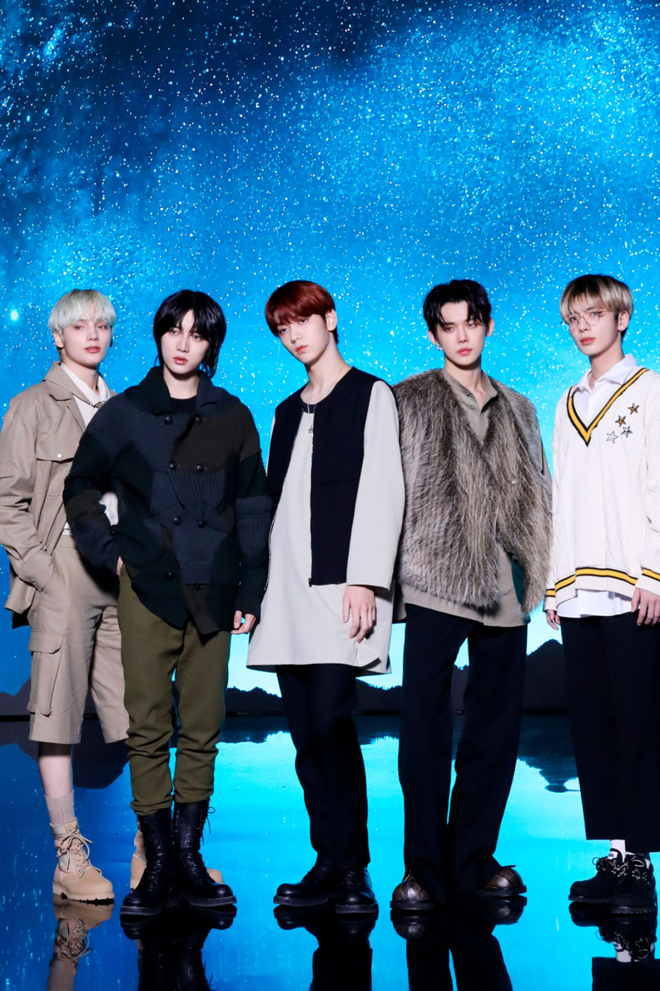 Tomorrow X Together, Soobin Yeonjun Beomgyu, Taehyun and HueningKai, Starry night sky backdrop, HD Phone wallpaper