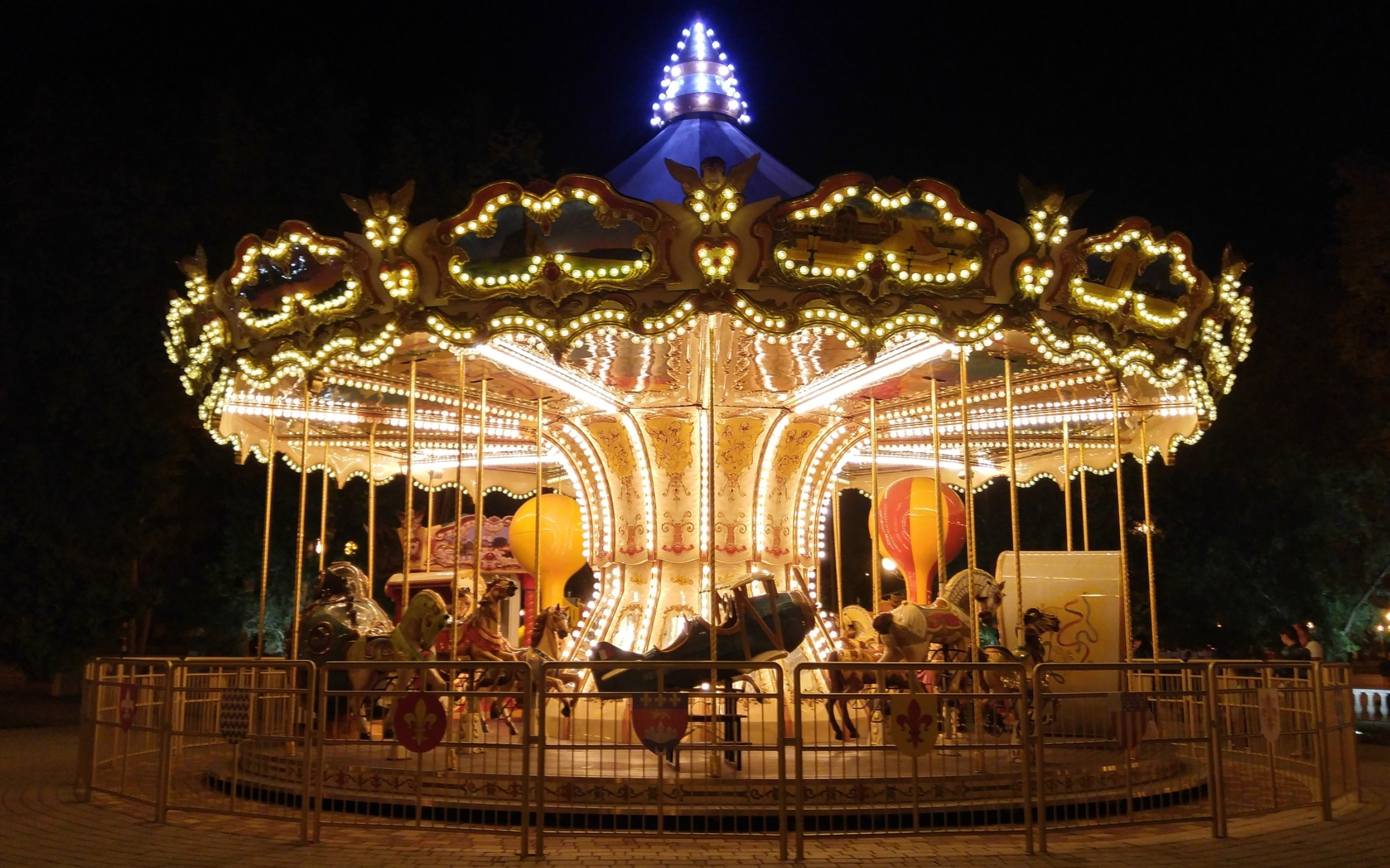 Merry-go-round, Roundabout, Ultra HD desktop, 2880x1800 HD Desktop