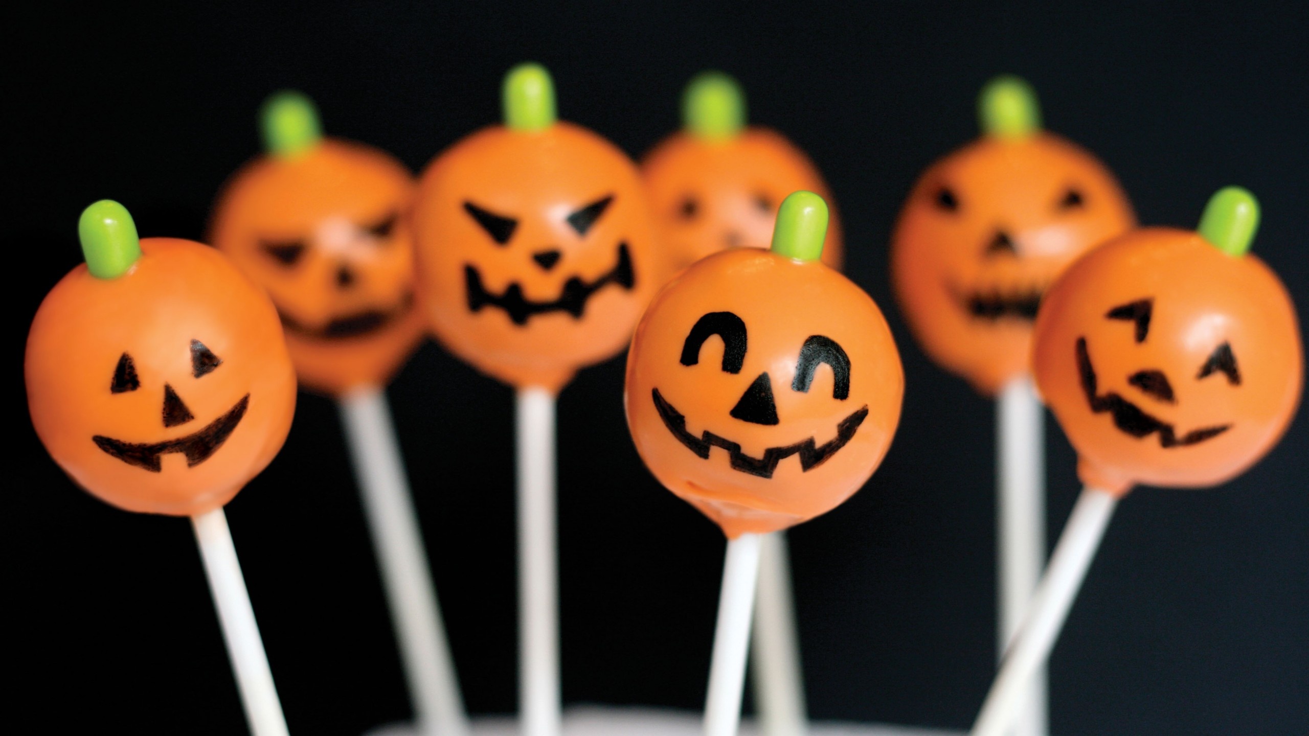 Pumpkin treats, Halloween Candies Wallpaper, 2560x1440 HD Desktop