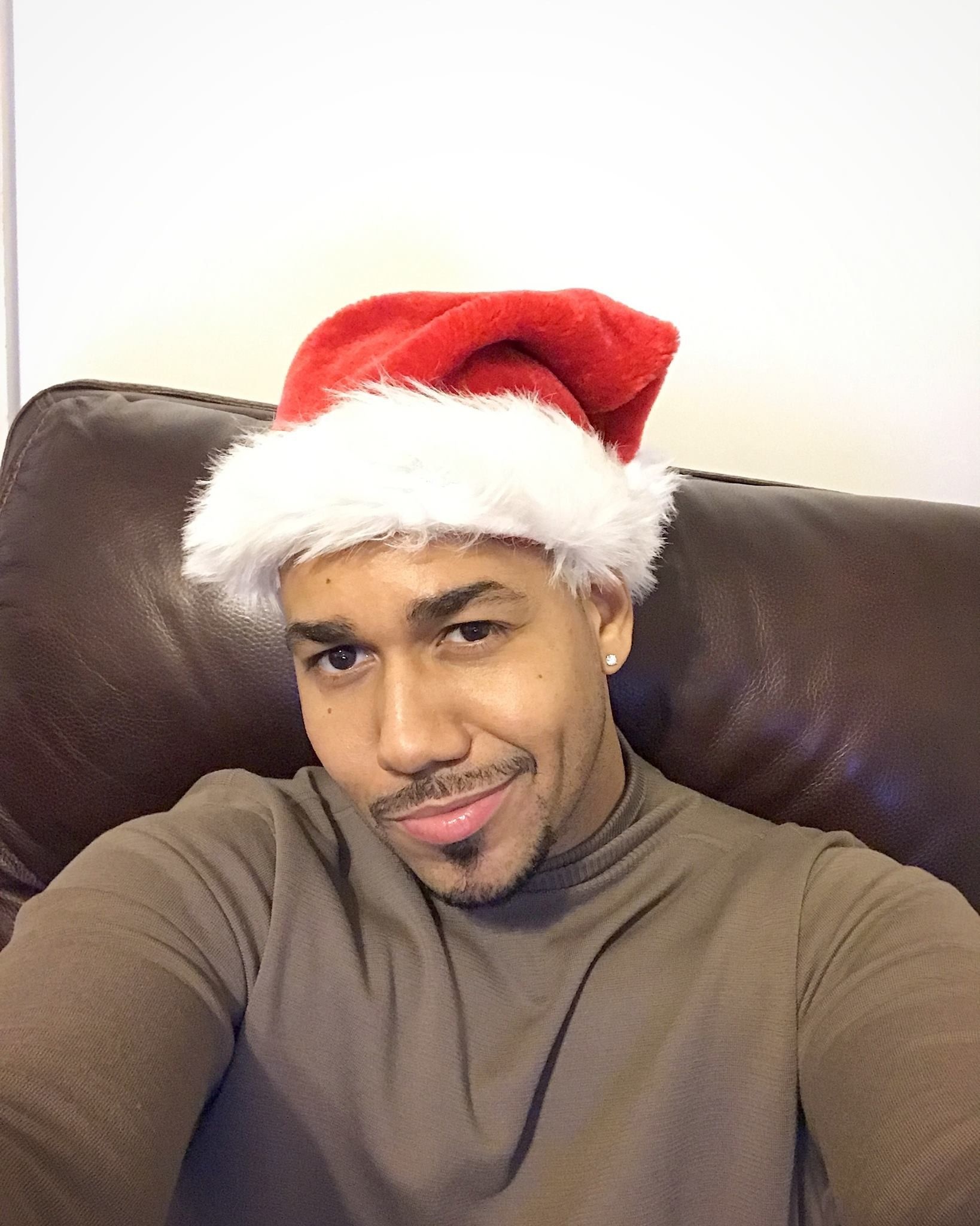 Romeo Santos, Christmas Eve 2016, Celeb ideas, Romeo, 1640x2050 HD Phone