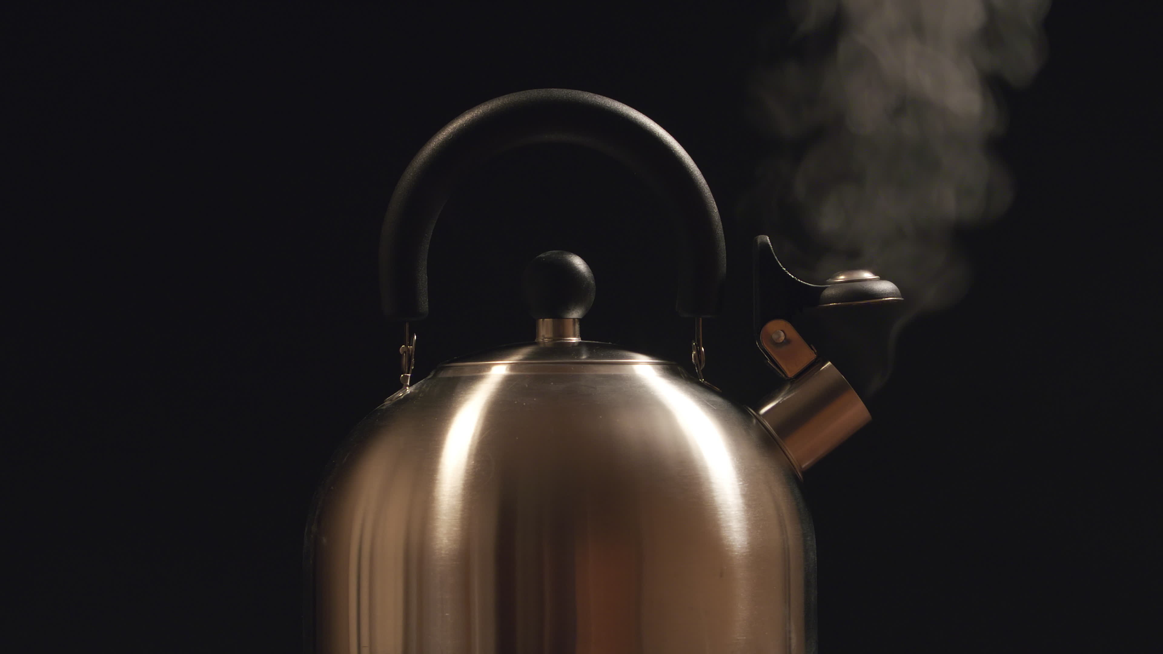 Steaming kettle, Black background, Steam rising, Hot liquid, 3840x2160 4K Desktop